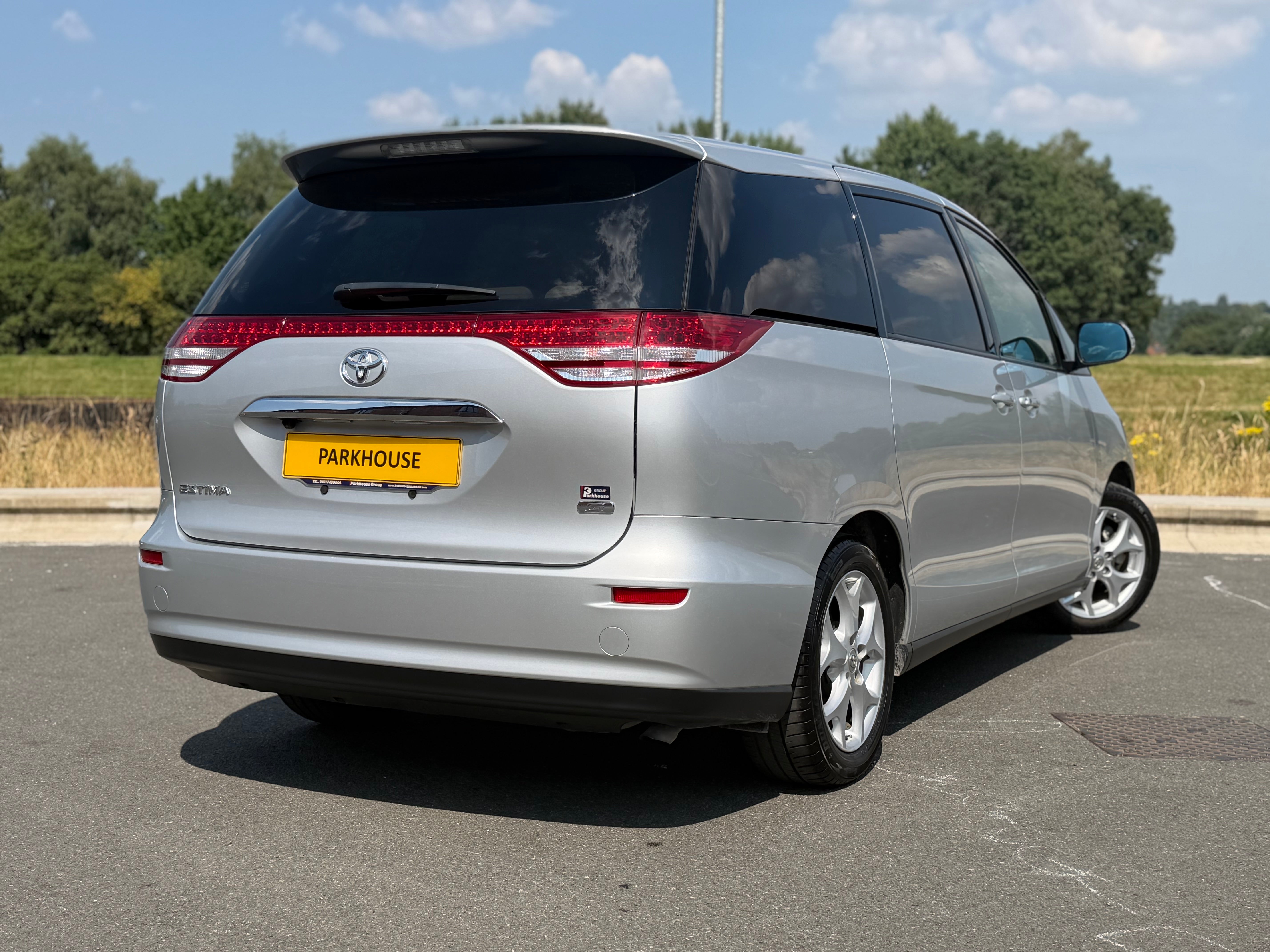 TOYOTA ESTIMA - Cruise Control. Reverse Camera. Push Start