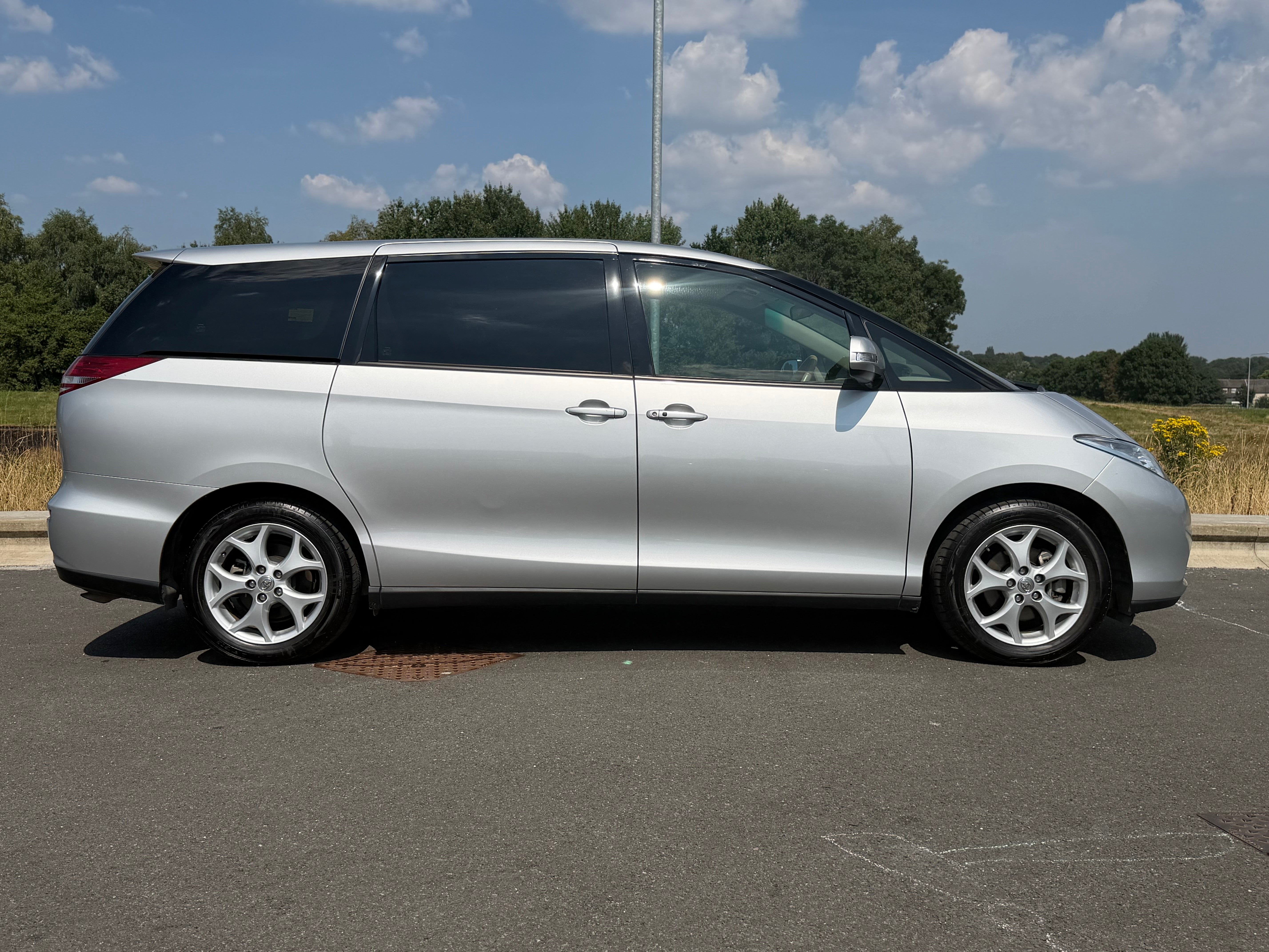 TOYOTA ESTIMA - Cruise Control. Reverse Camera. Push Start