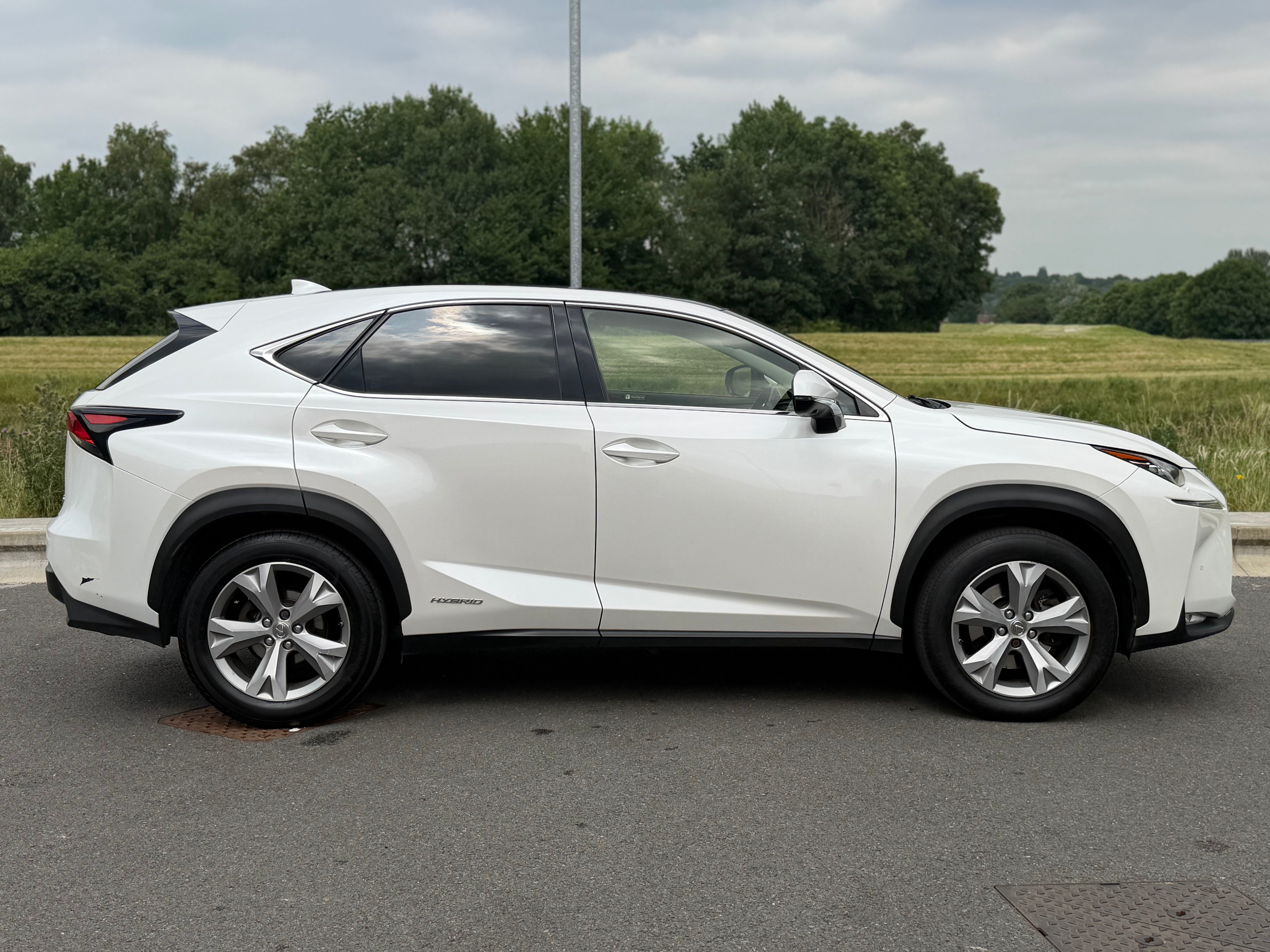 LEXUS NX 2.5 300h PREMIER E-CVT 4WD EURO 6 - Top Spec. Sunroof. Full Service History