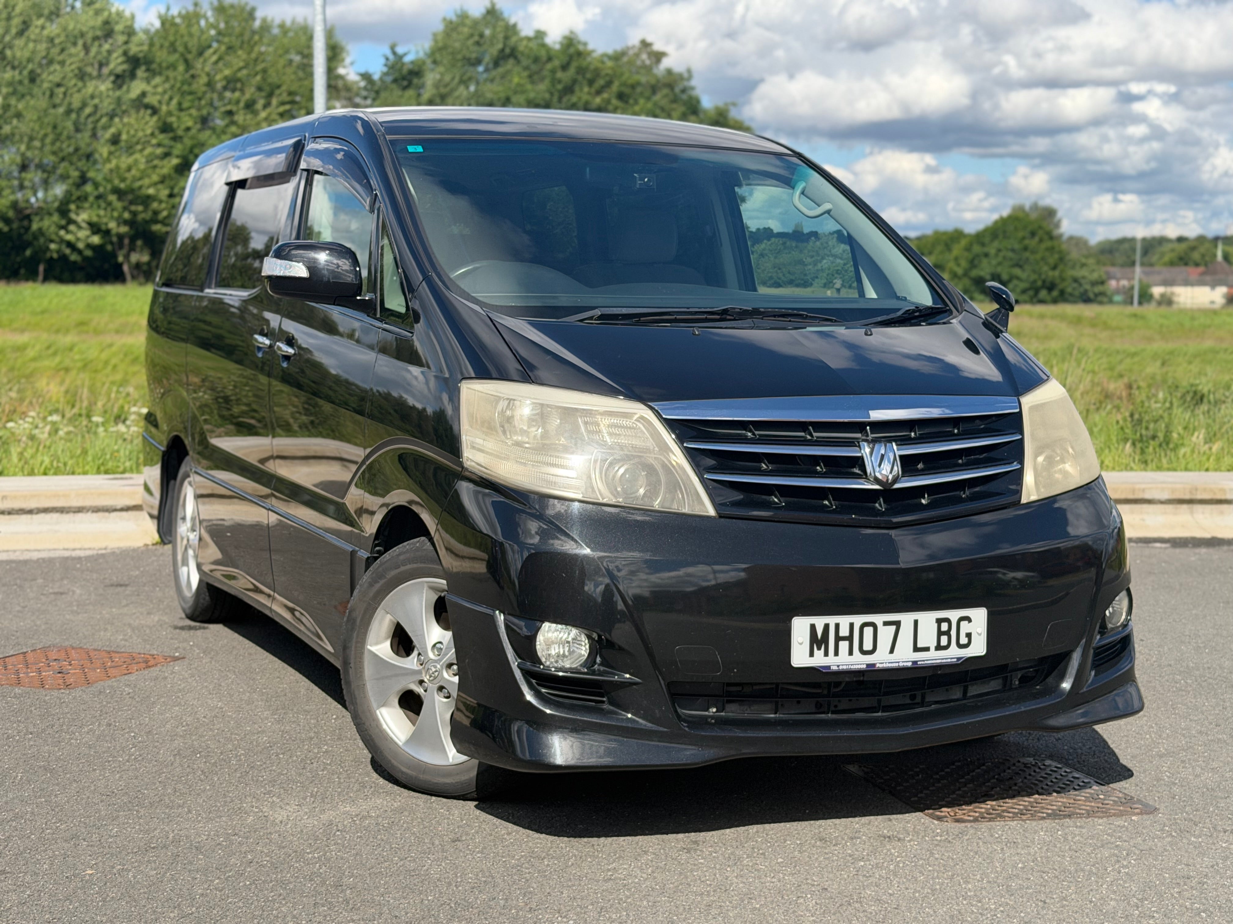 TOYOTA ALPHARD - Reverse Camera. Power Doors. Flip Screen