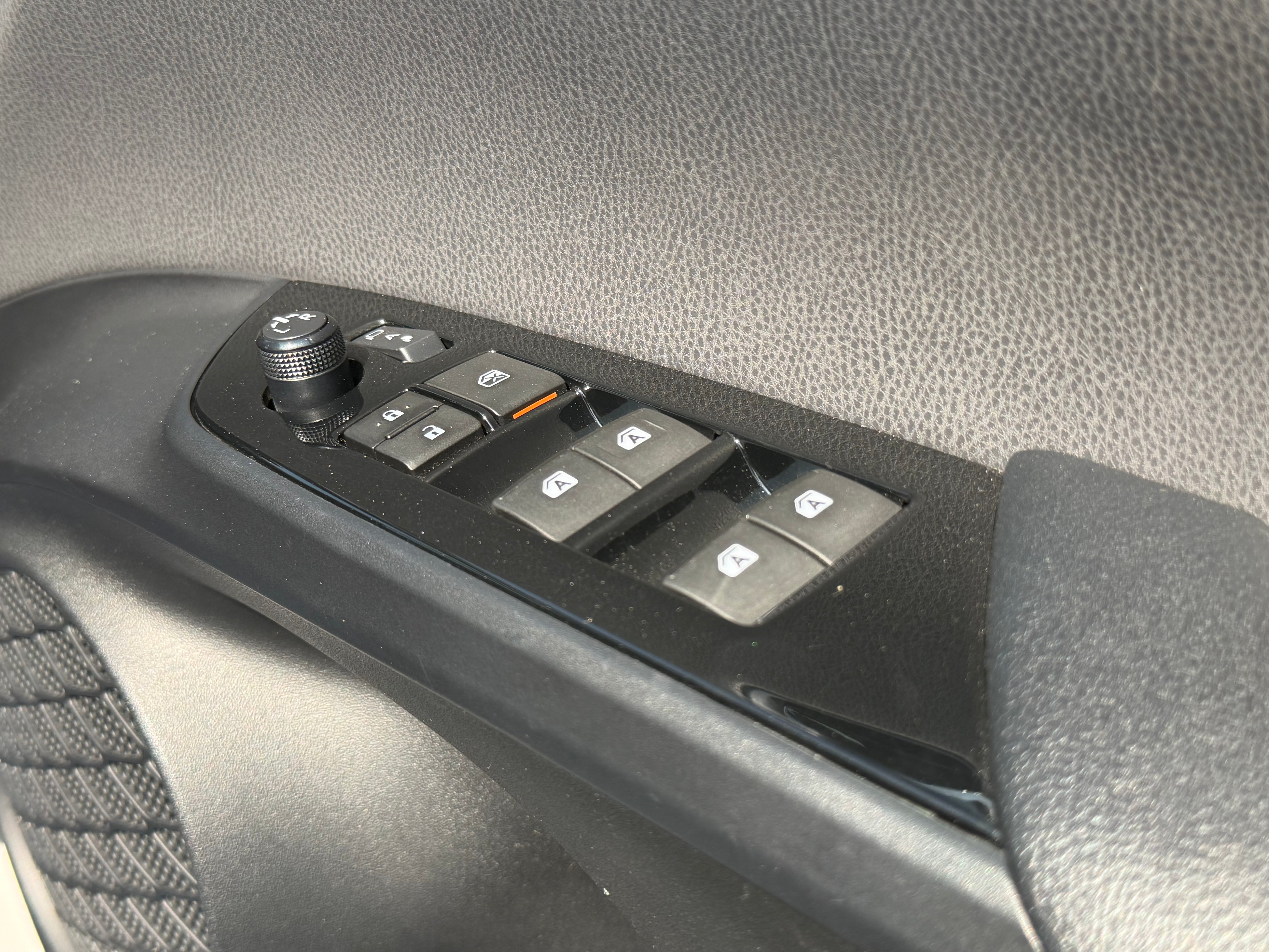 TOYOTA PRIUS - 1 Owner. Push Start. Reverse Camera