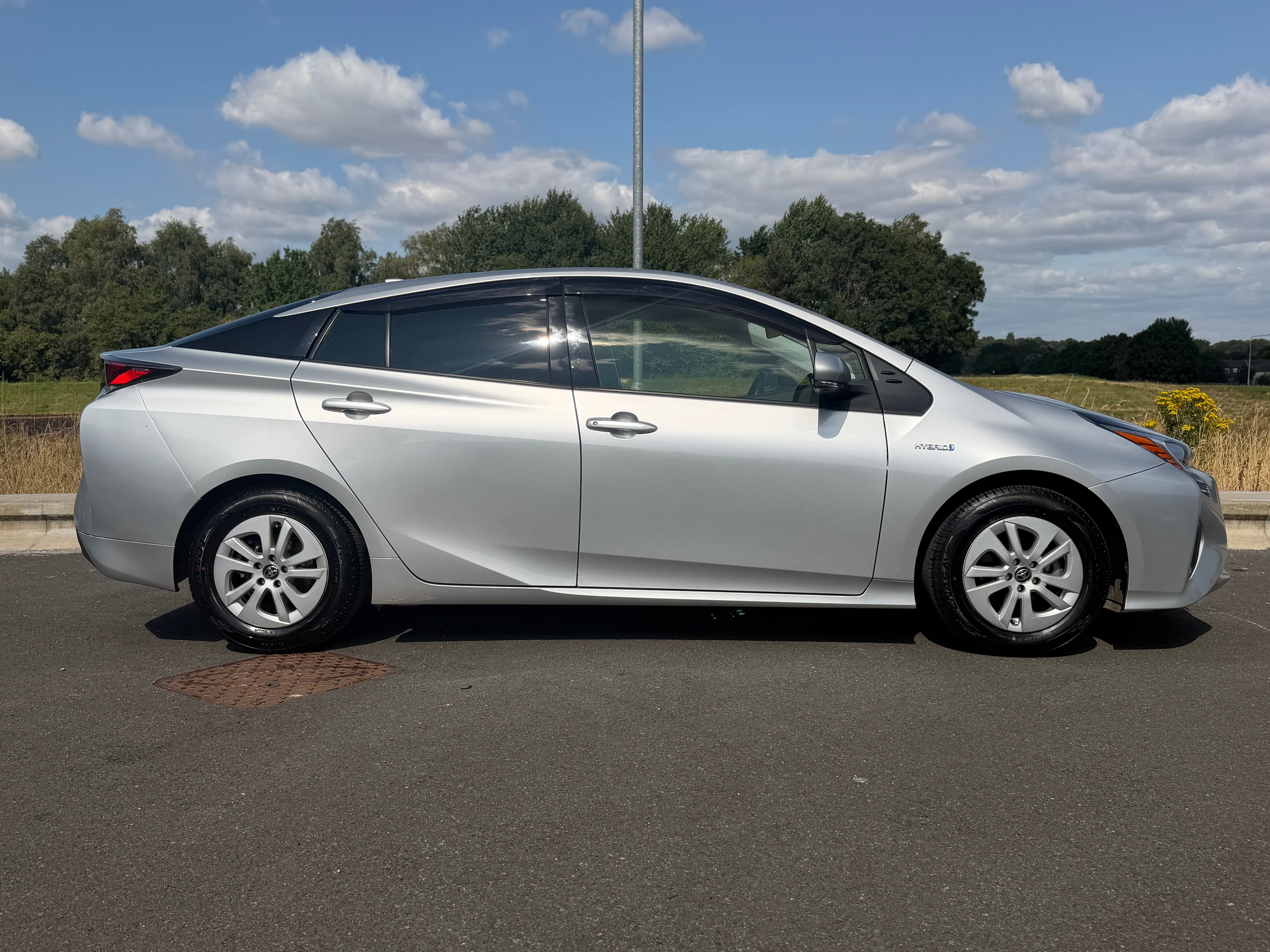TOYOTA PRIUS - 1 Owner. Push Start. Reverse Camera