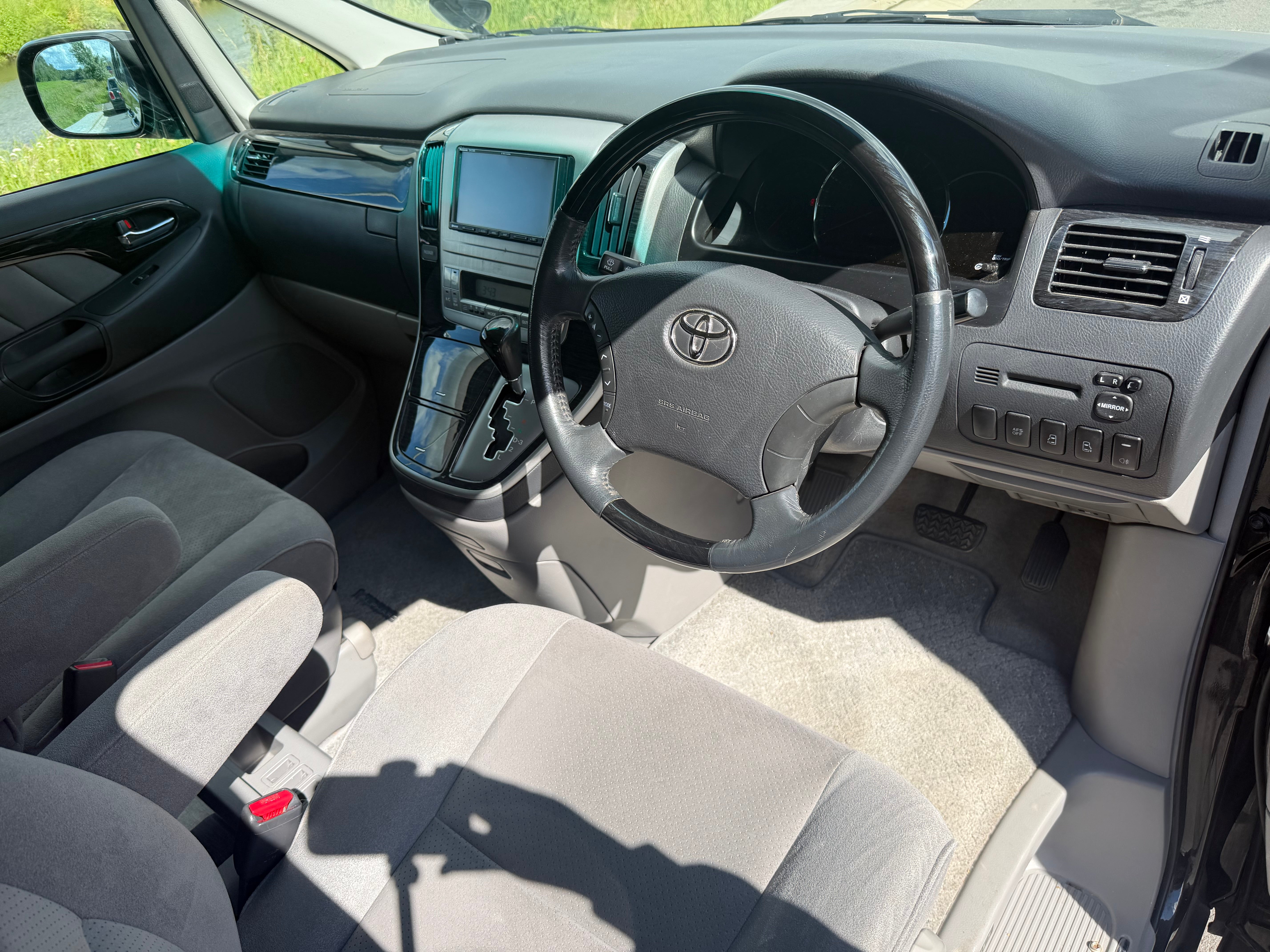 TOYOTA ALPHARD - Reverse Camera. Power Doors. Flip Screen