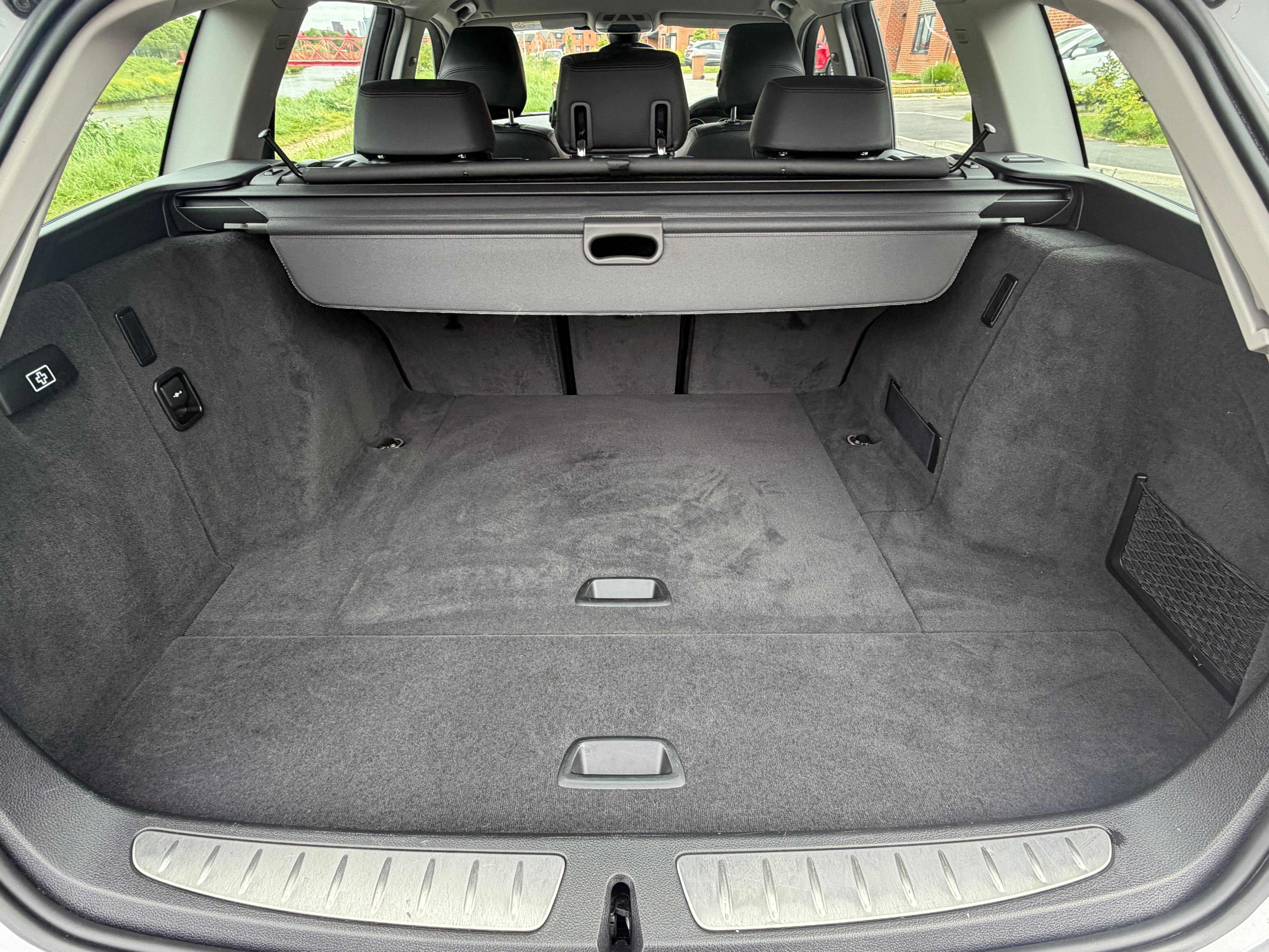 BMW 3 SERIES ESTATE - 1 Owner . Heated Seats . Electric Boot