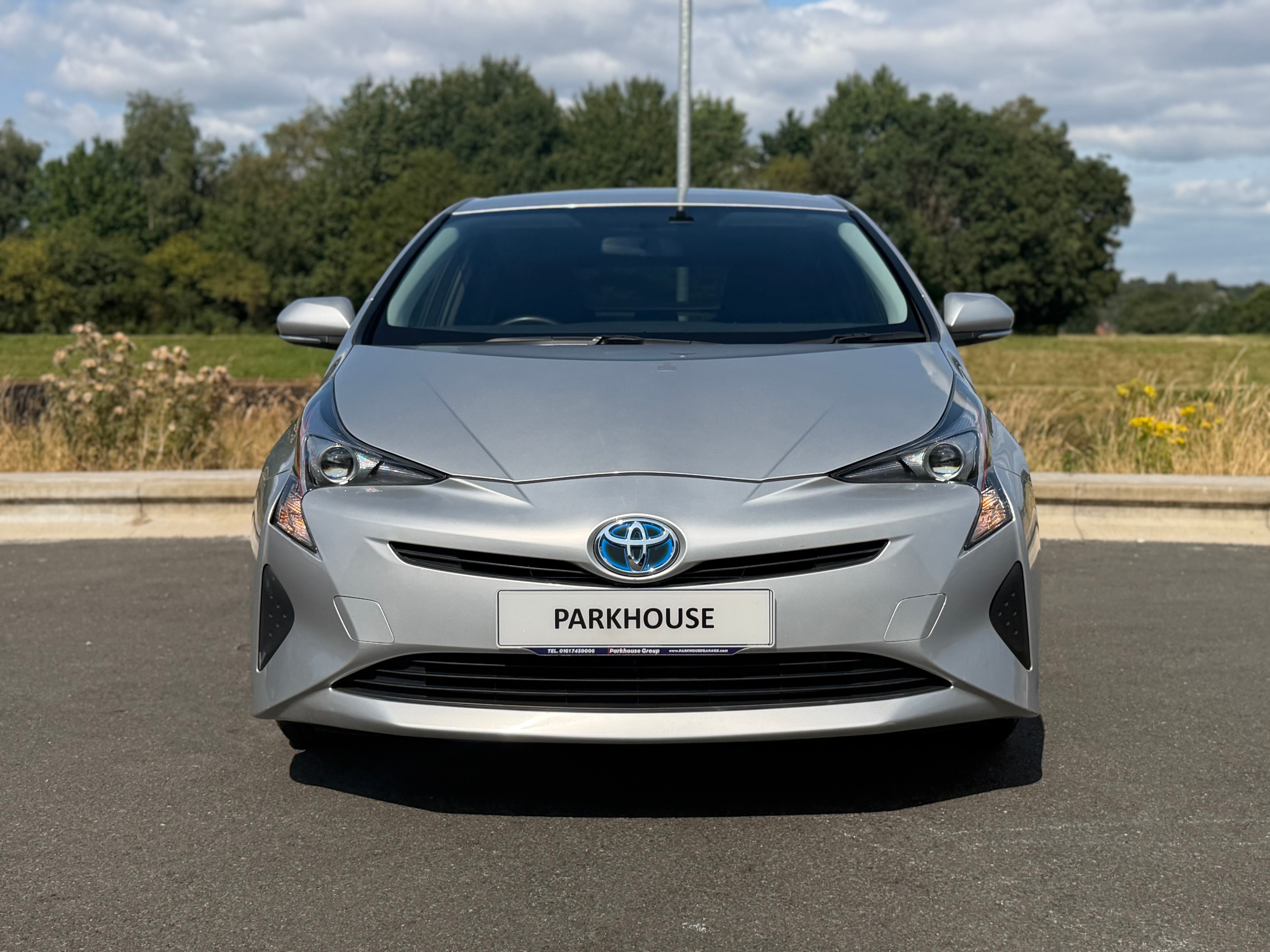 TOYOTA PRIUS - 1 Owner. Push Start. Reverse Camera