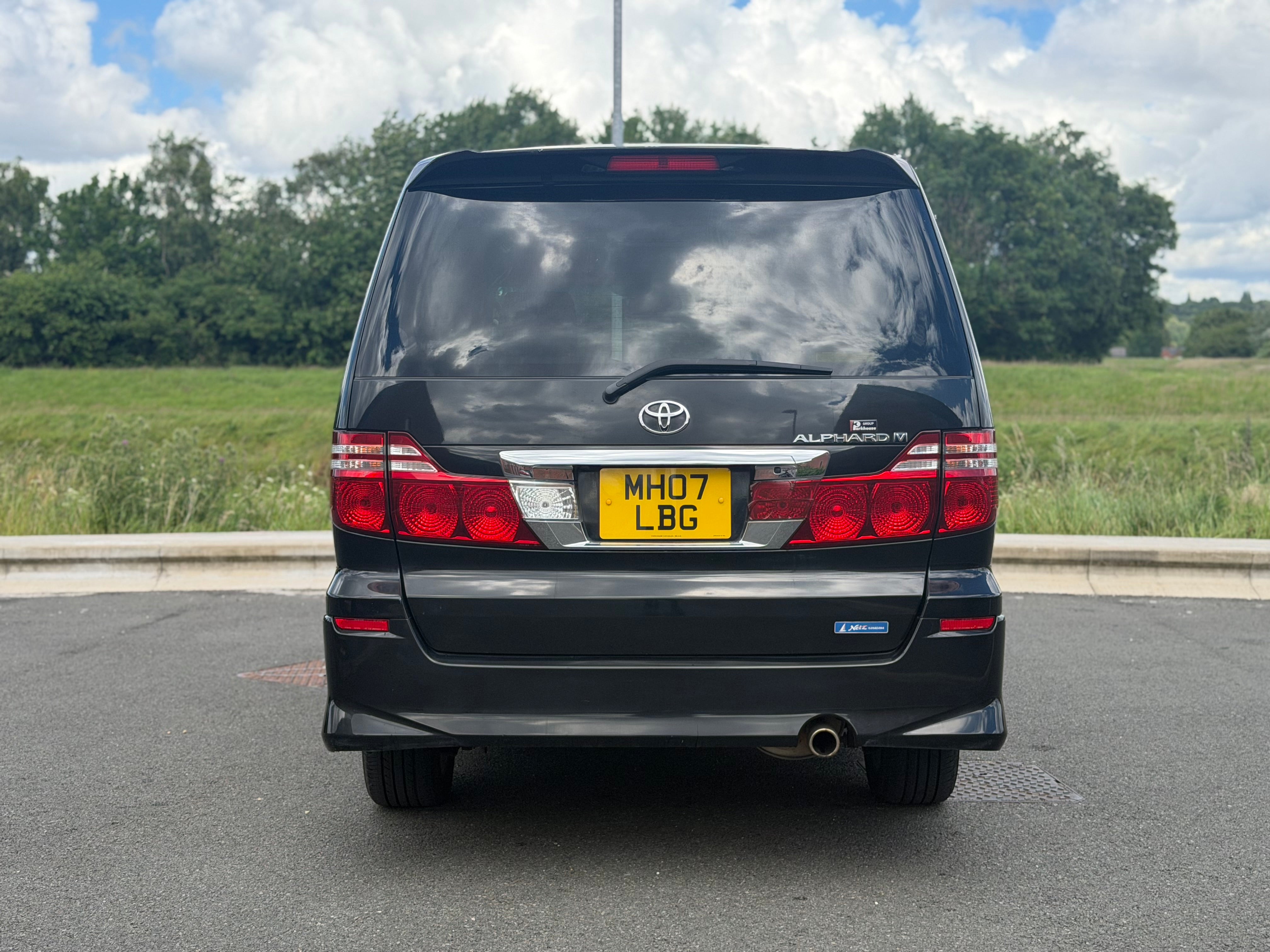 TOYOTA ALPHARD - Reverse Camera. Power Doors. Flip Screen