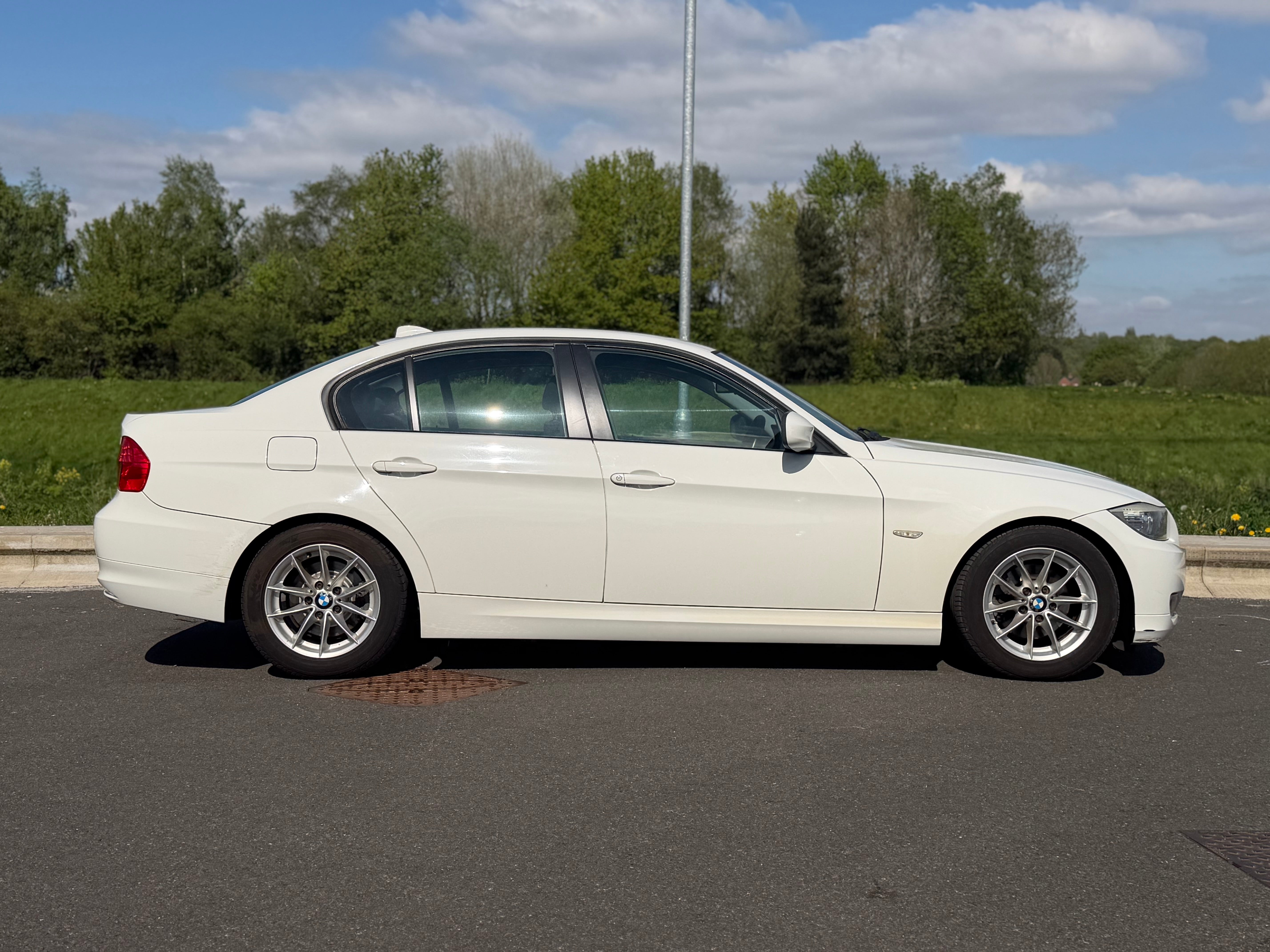BMW 3 SERIES - Low Miles. 1 Owner. Reverse Camera