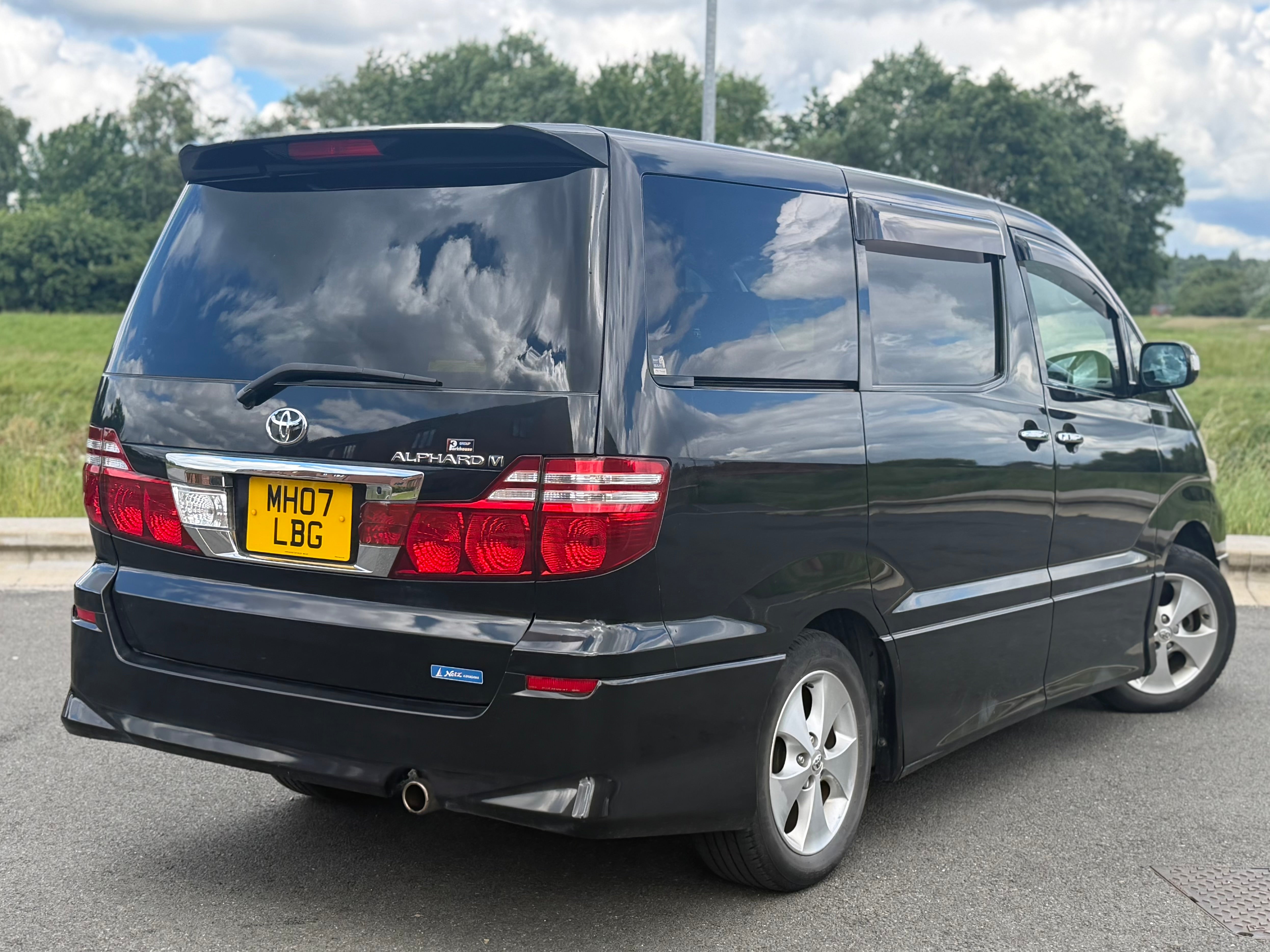 TOYOTA ALPHARD - Reverse Camera. Power Doors. Flip Screen