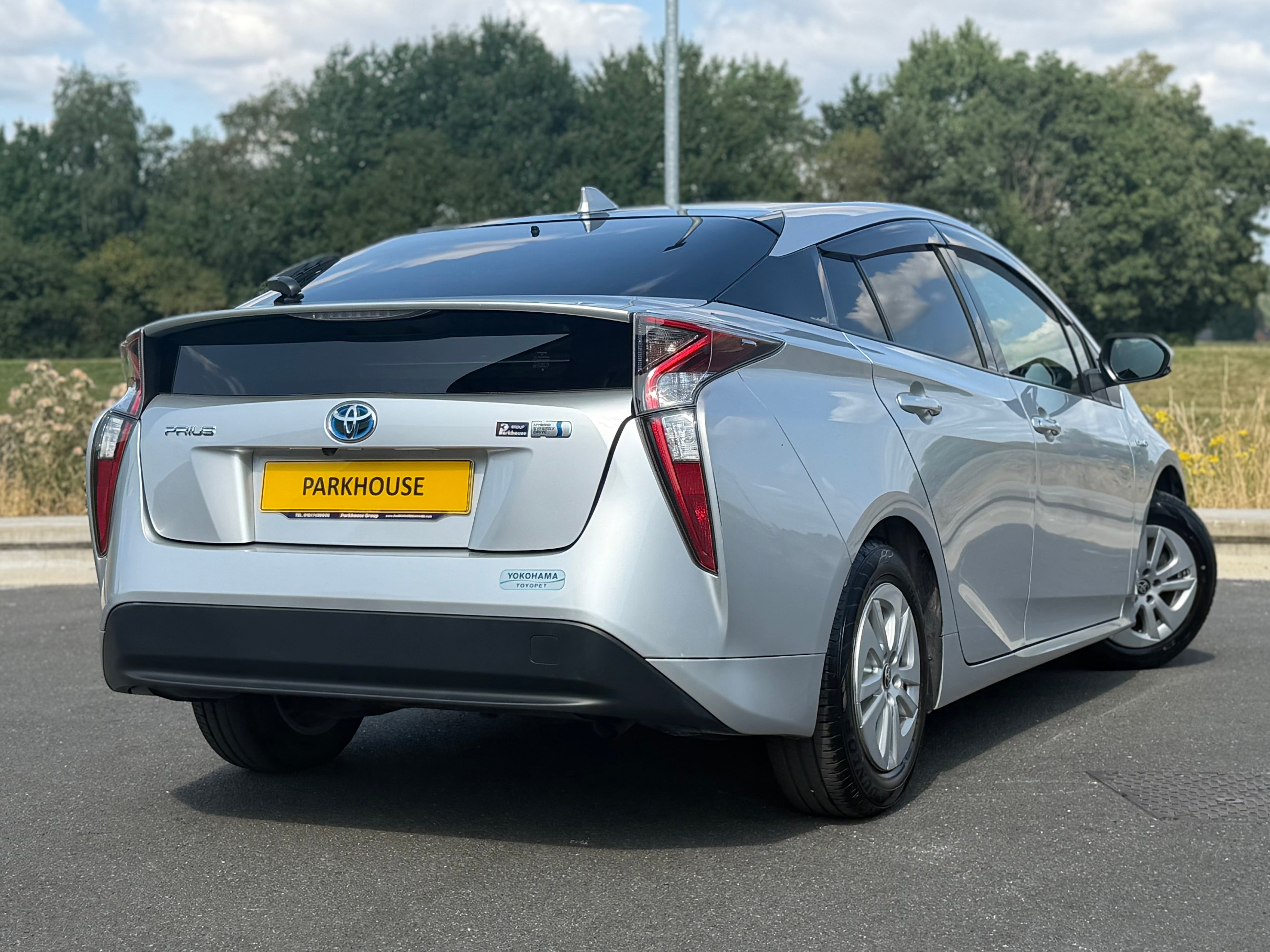 TOYOTA PRIUS - 1 Owner. Push Start. Reverse Camera