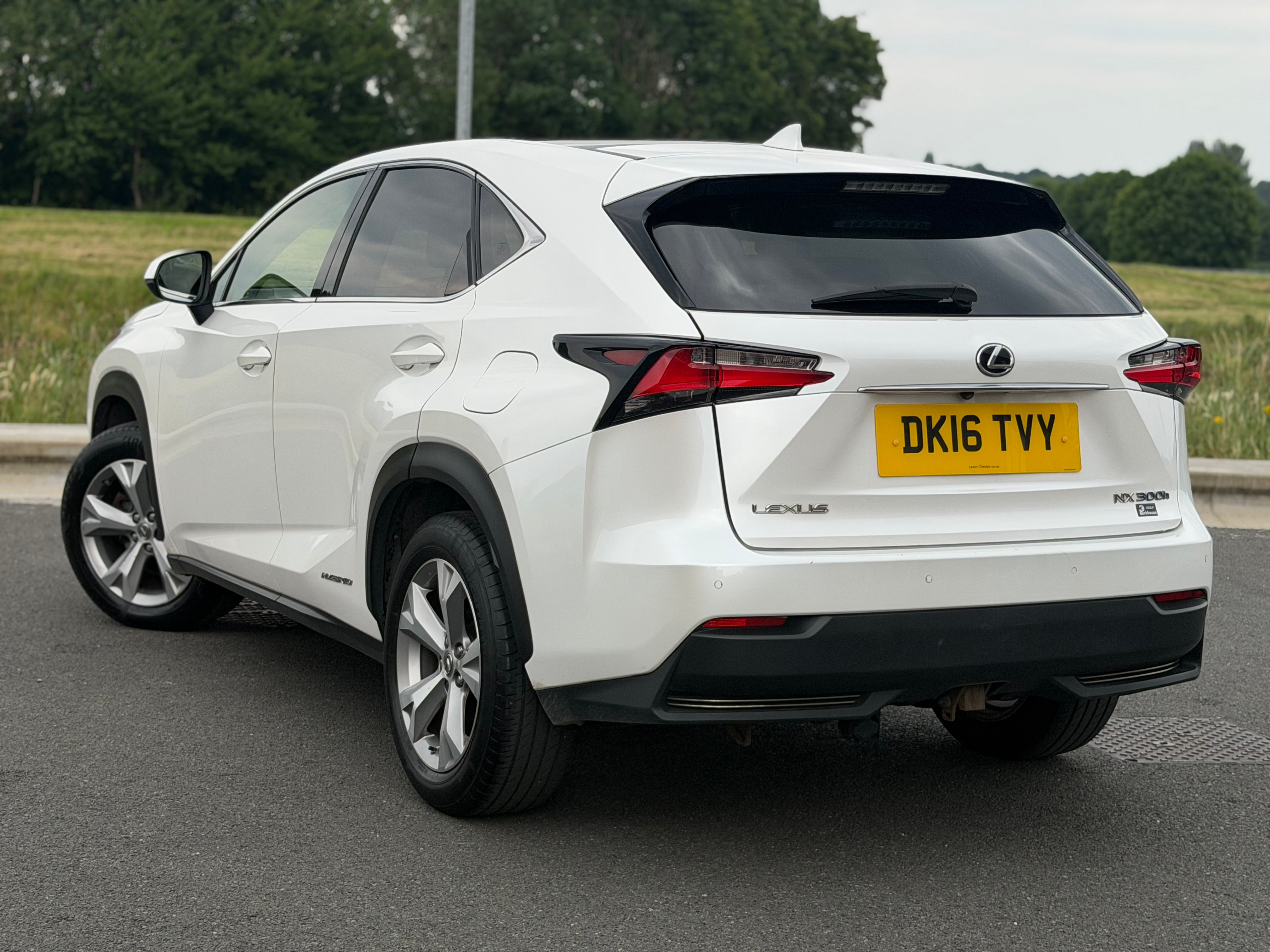 LEXUS NX 2.5 300h PREMIER E-CVT 4WD EURO 6 - Top Spec. Sunroof. Full Service History
