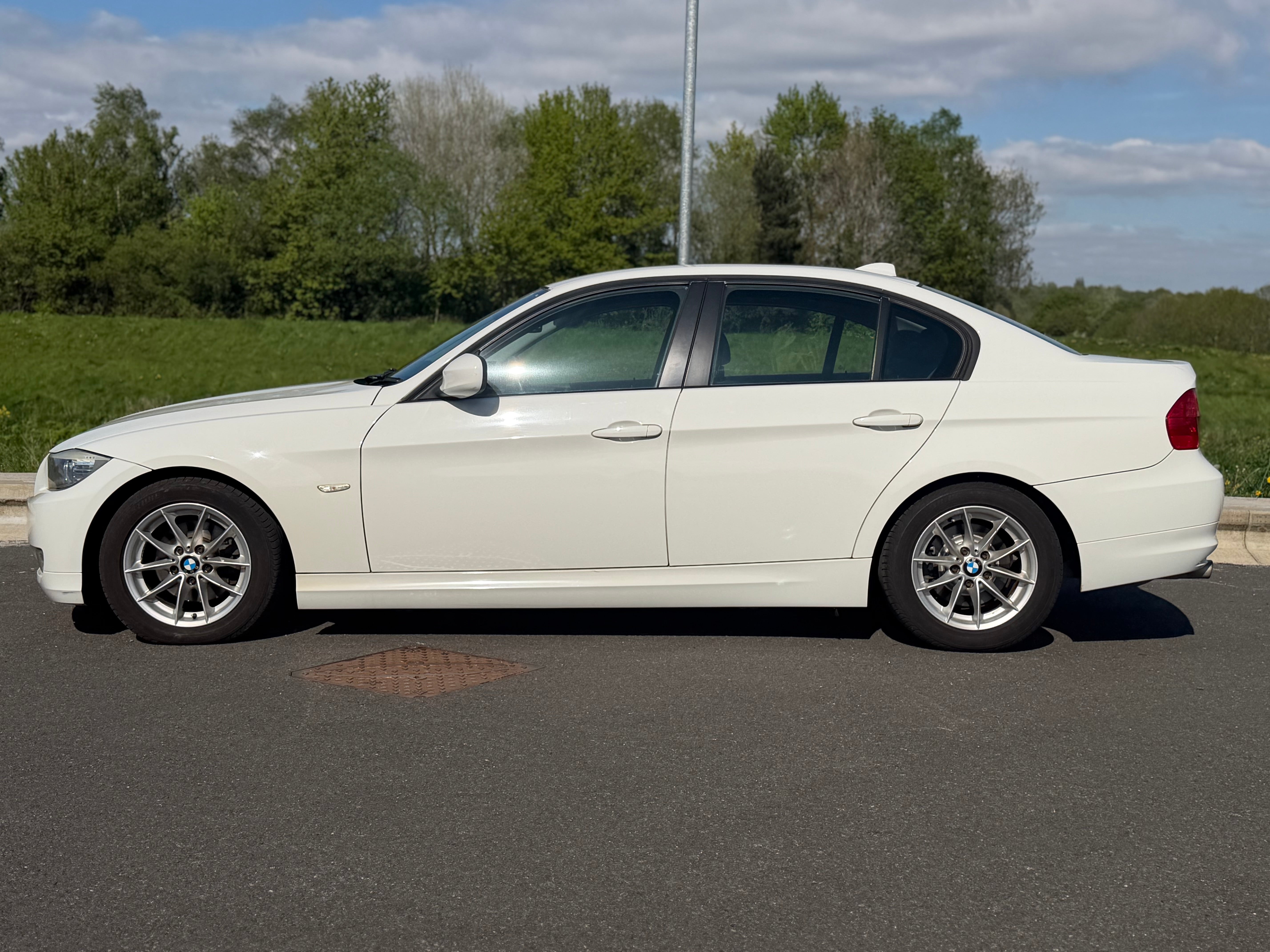 BMW 3 SERIES - Low Miles. 1 Owner. Reverse Camera
