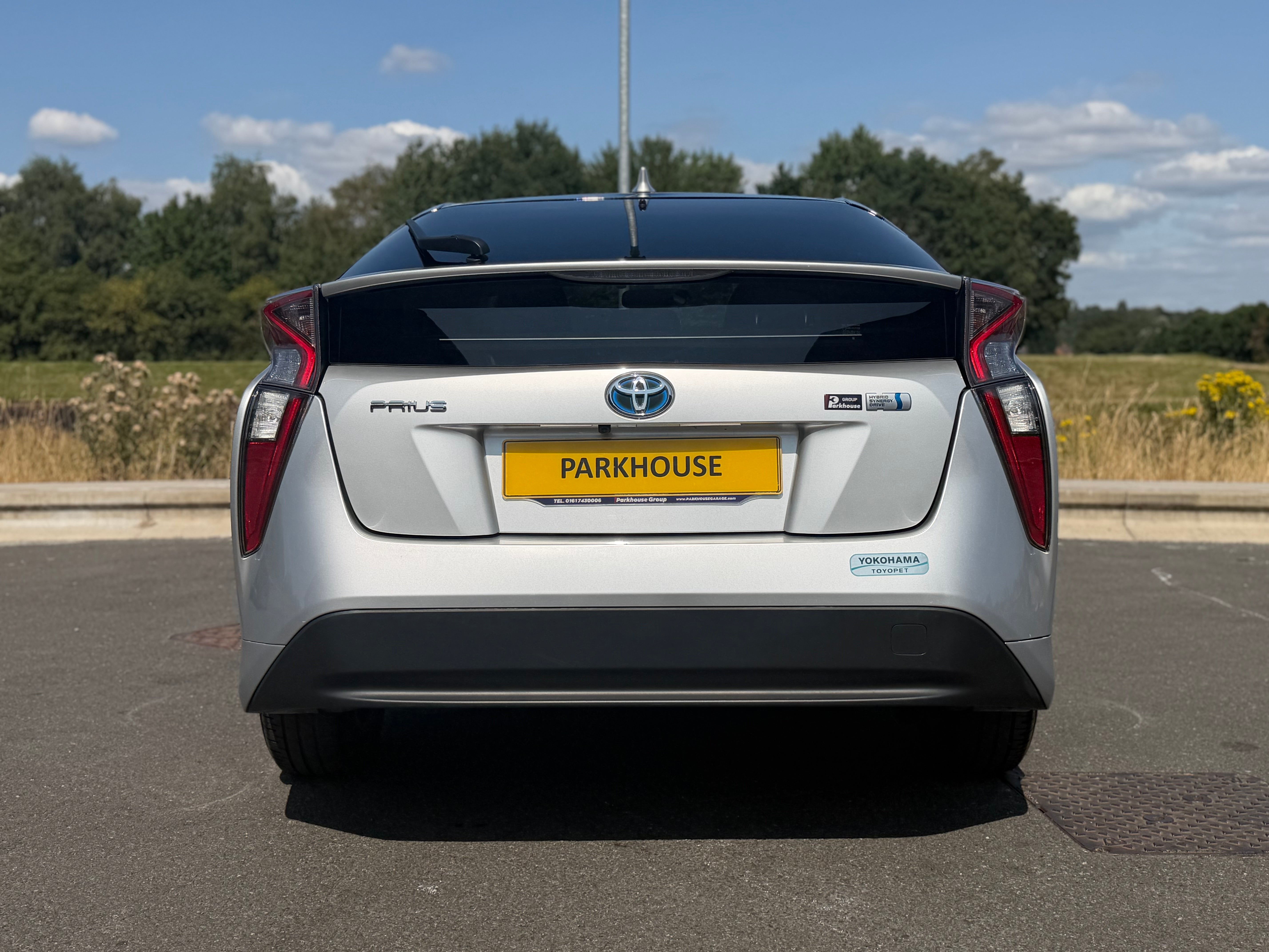 TOYOTA PRIUS - 1 Owner. Push Start. Reverse Camera