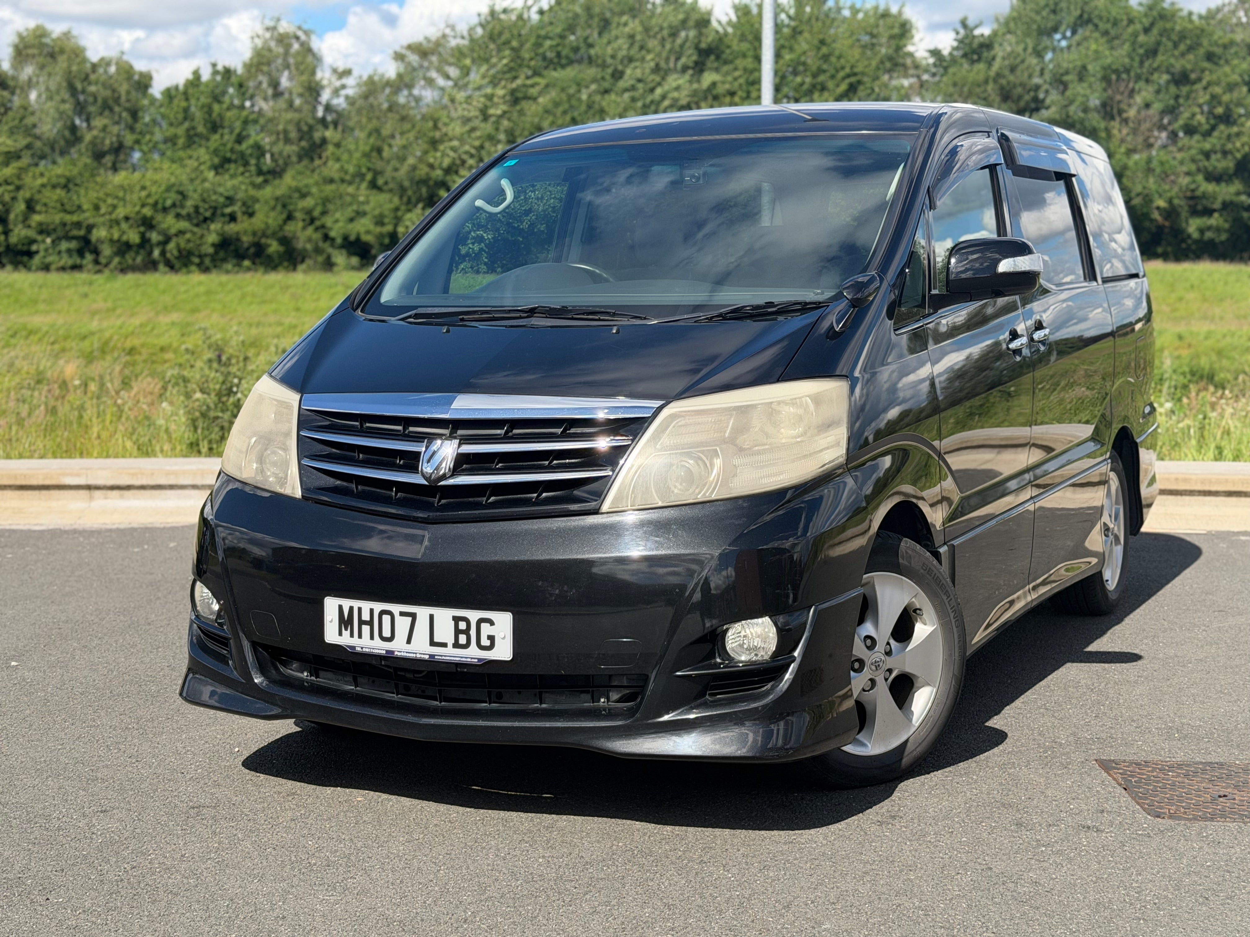TOYOTA ALPHARD - Reverse Camera. Power Doors. Flip Screen
