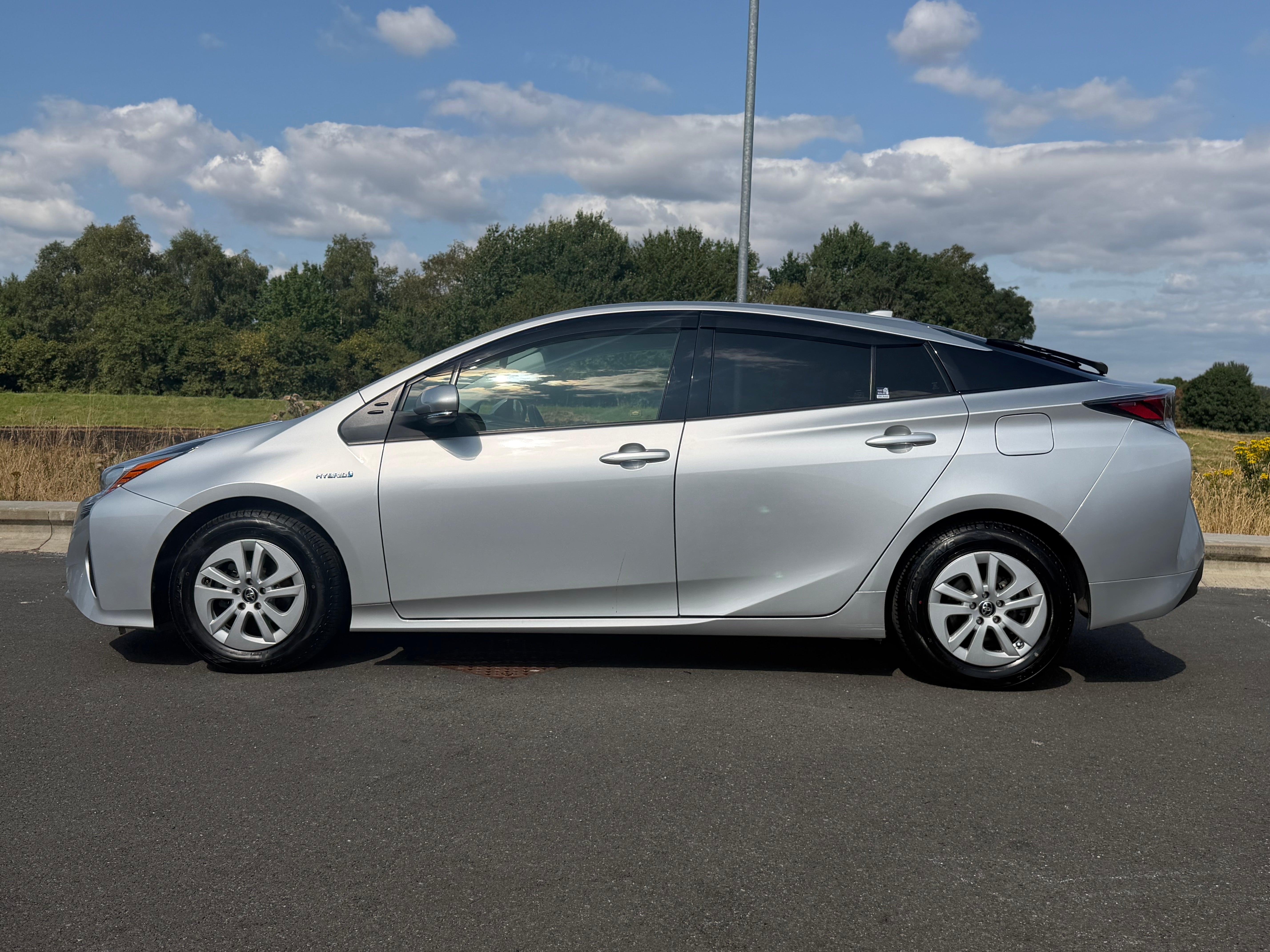TOYOTA PRIUS - 1 Owner. Push Start. Reverse Camera