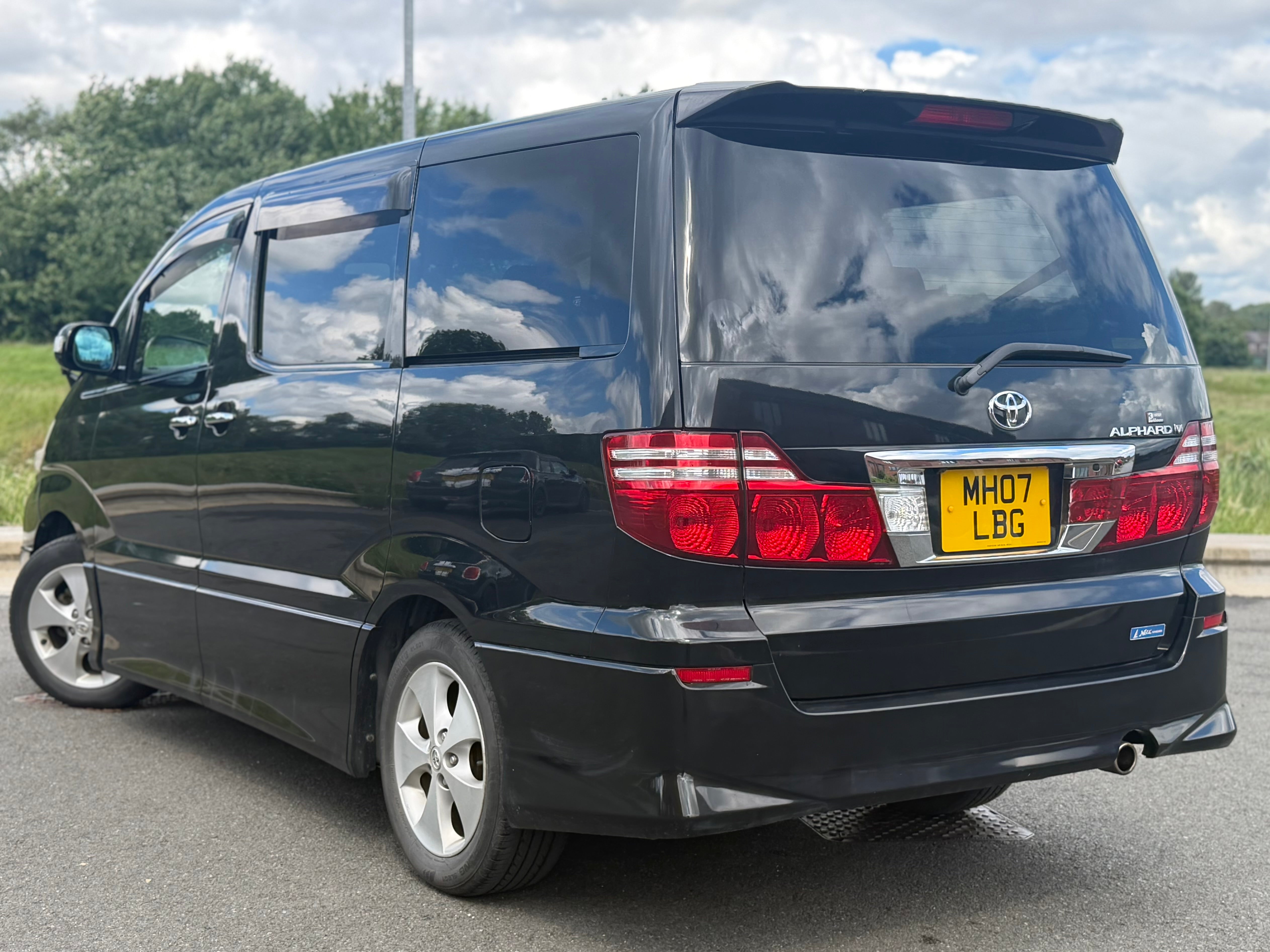 TOYOTA ALPHARD - Reverse Camera. Power Doors. Flip Screen