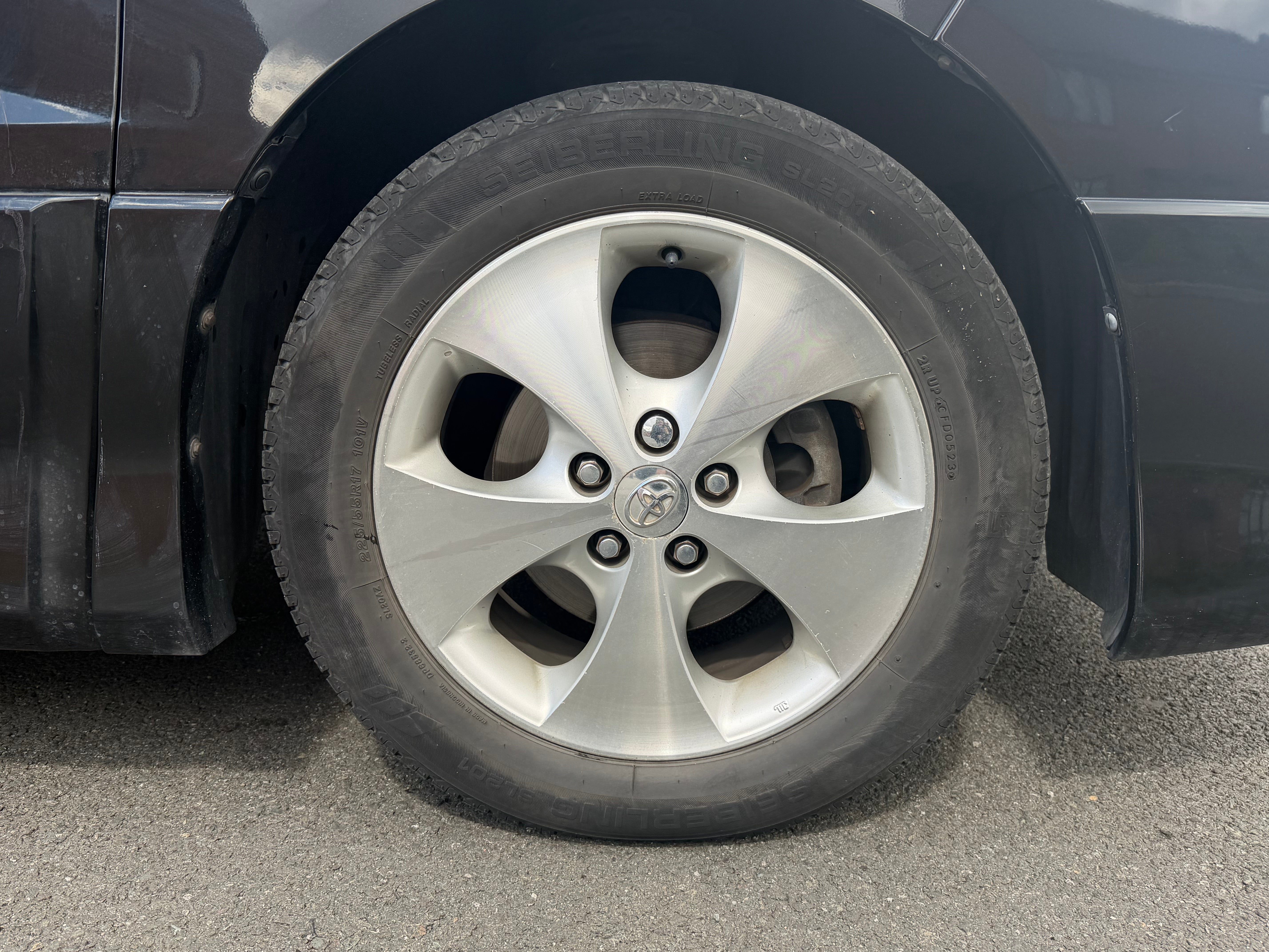 TOYOTA ALPHARD - Reverse Camera. Power Doors. Flip Screen
