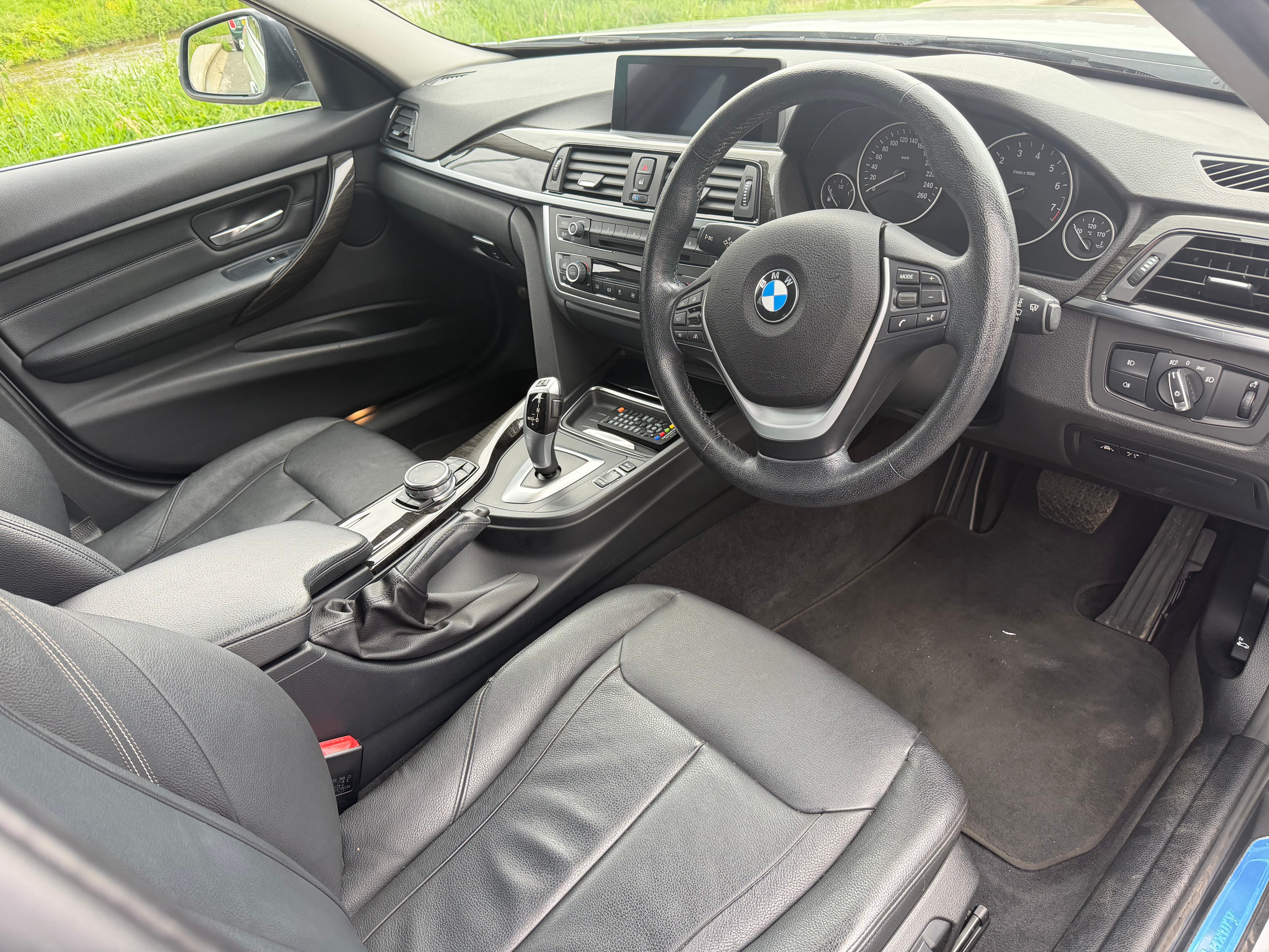 BMW 3 SERIES ESTATE - 1 Owner . Heated Seats . Electric Boot