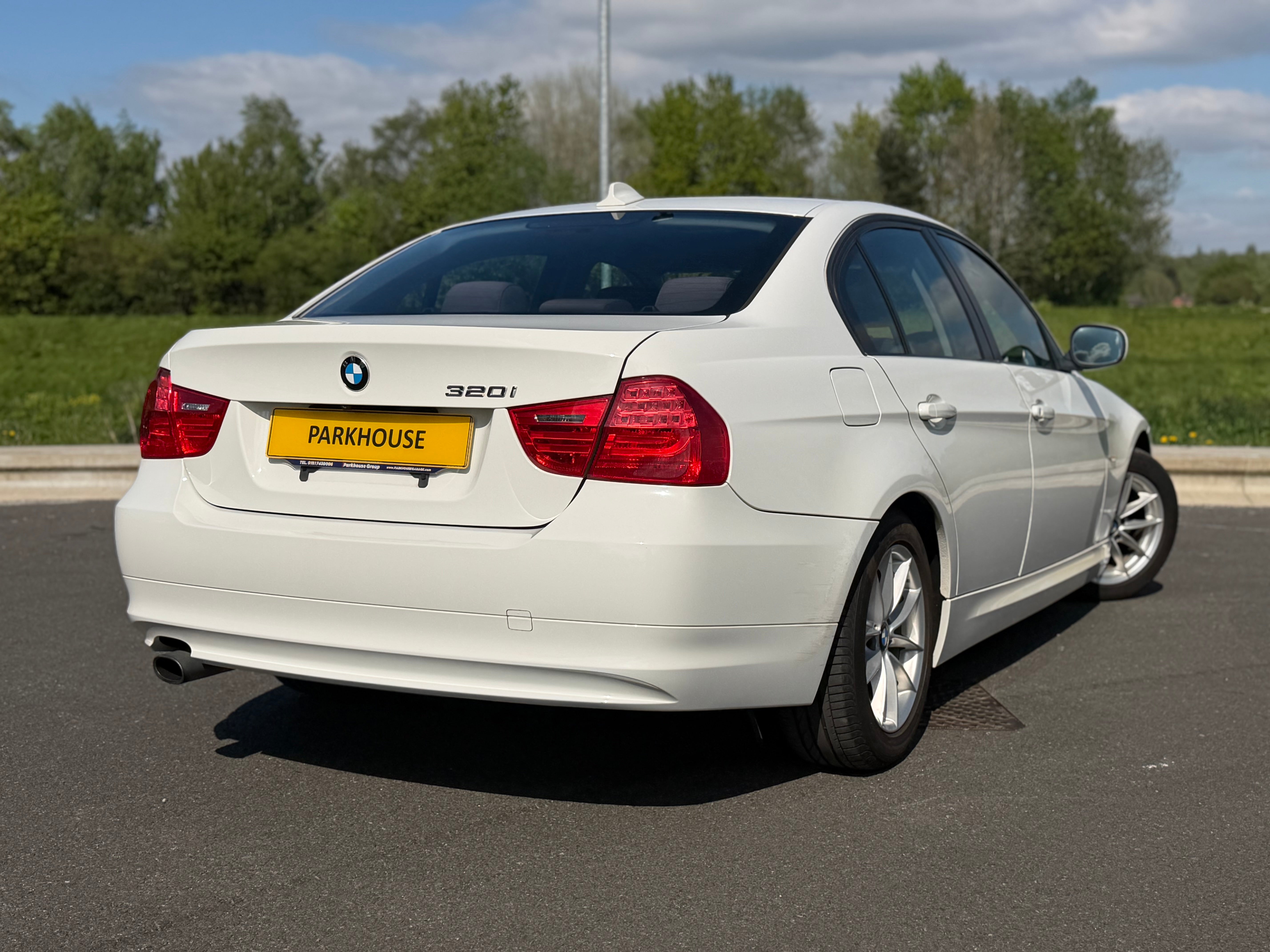 BMW 3 SERIES - Low Miles. 1 Owner. Reverse Camera
