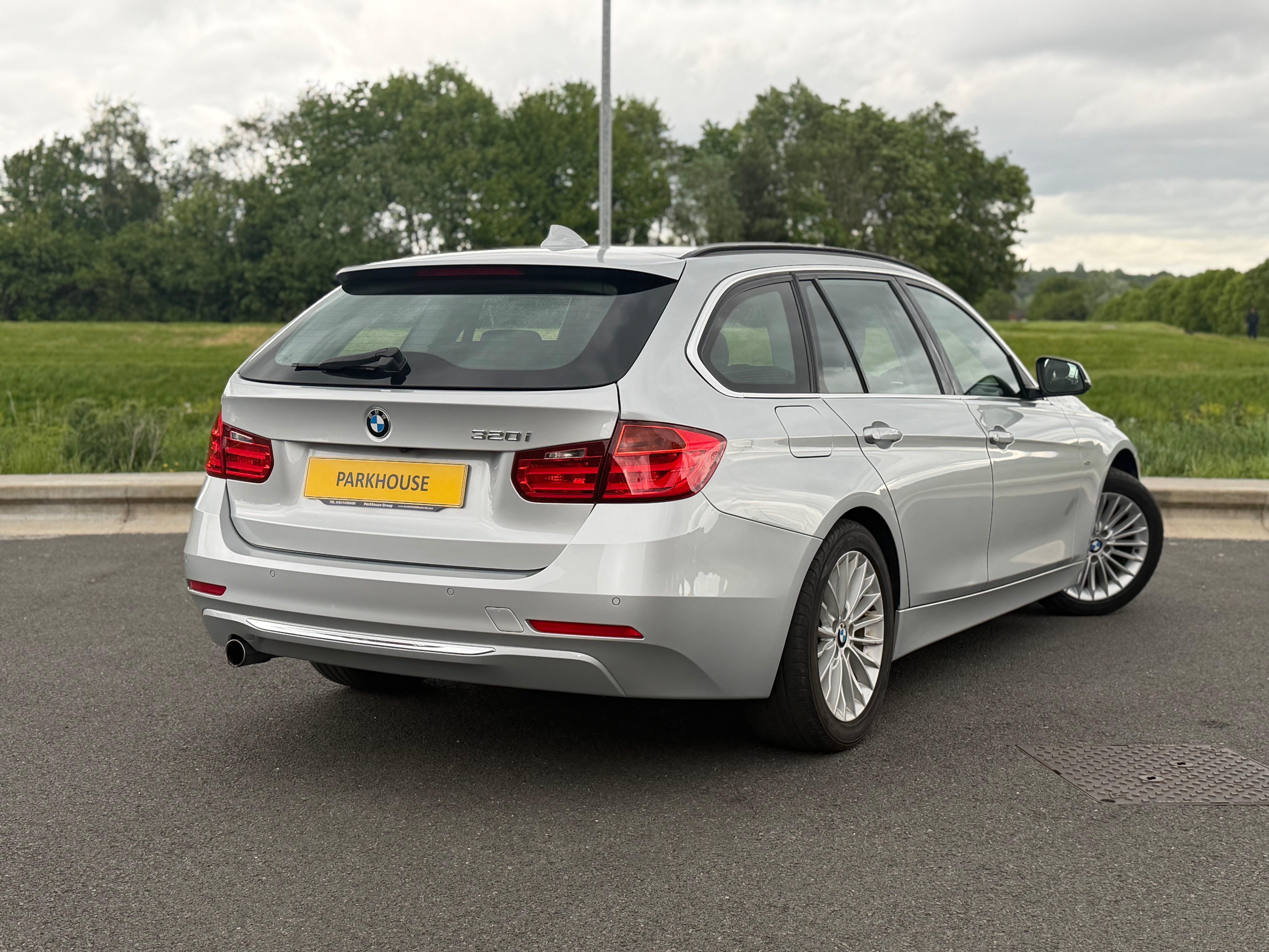 BMW 3 SERIES ESTATE - 1 Owner . Heated Seats . Electric Boot
