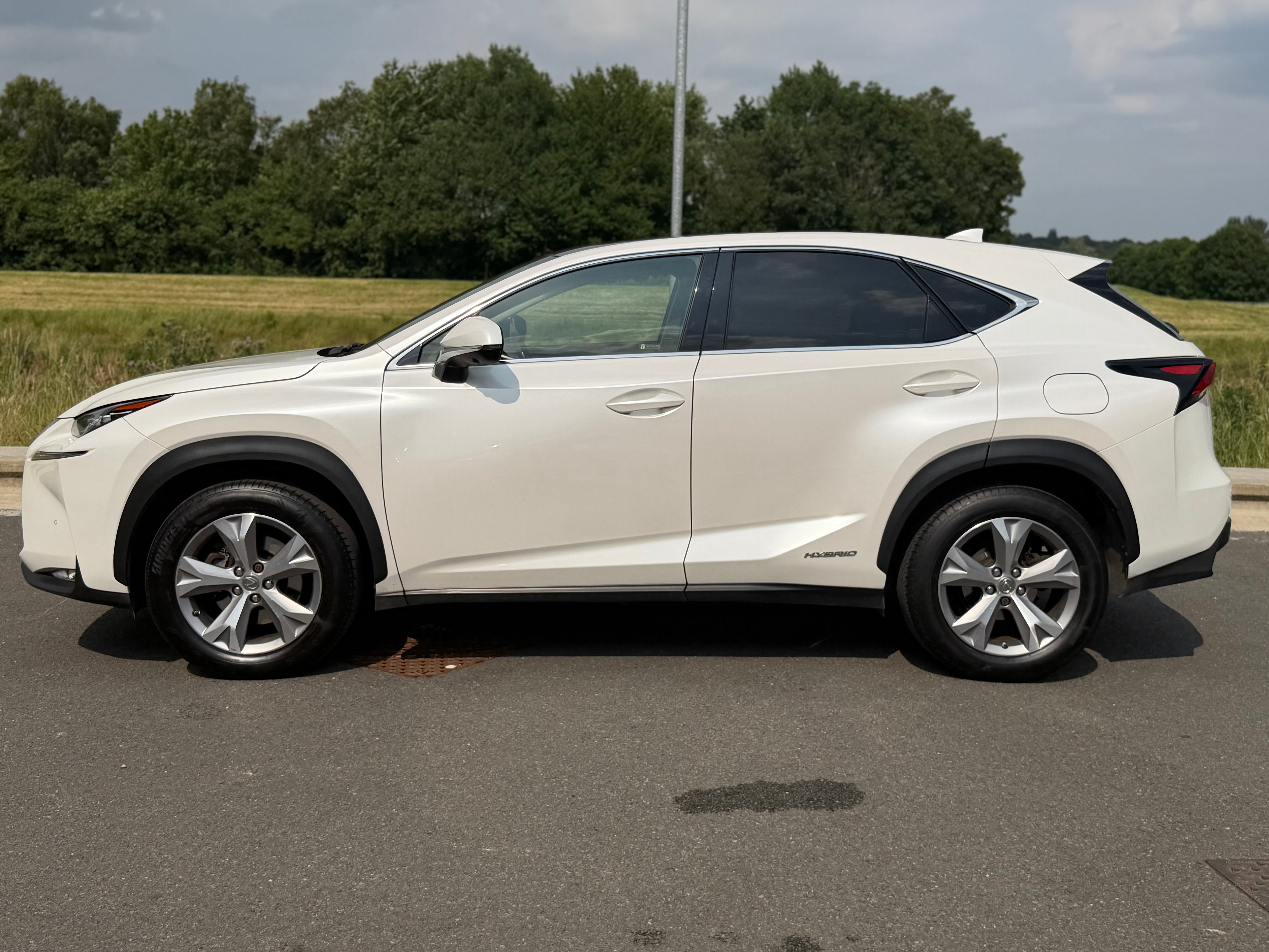 LEXUS NX 2.5 300h PREMIER E-CVT 4WD EURO 6 - Top Spec. Sunroof. Full Service History