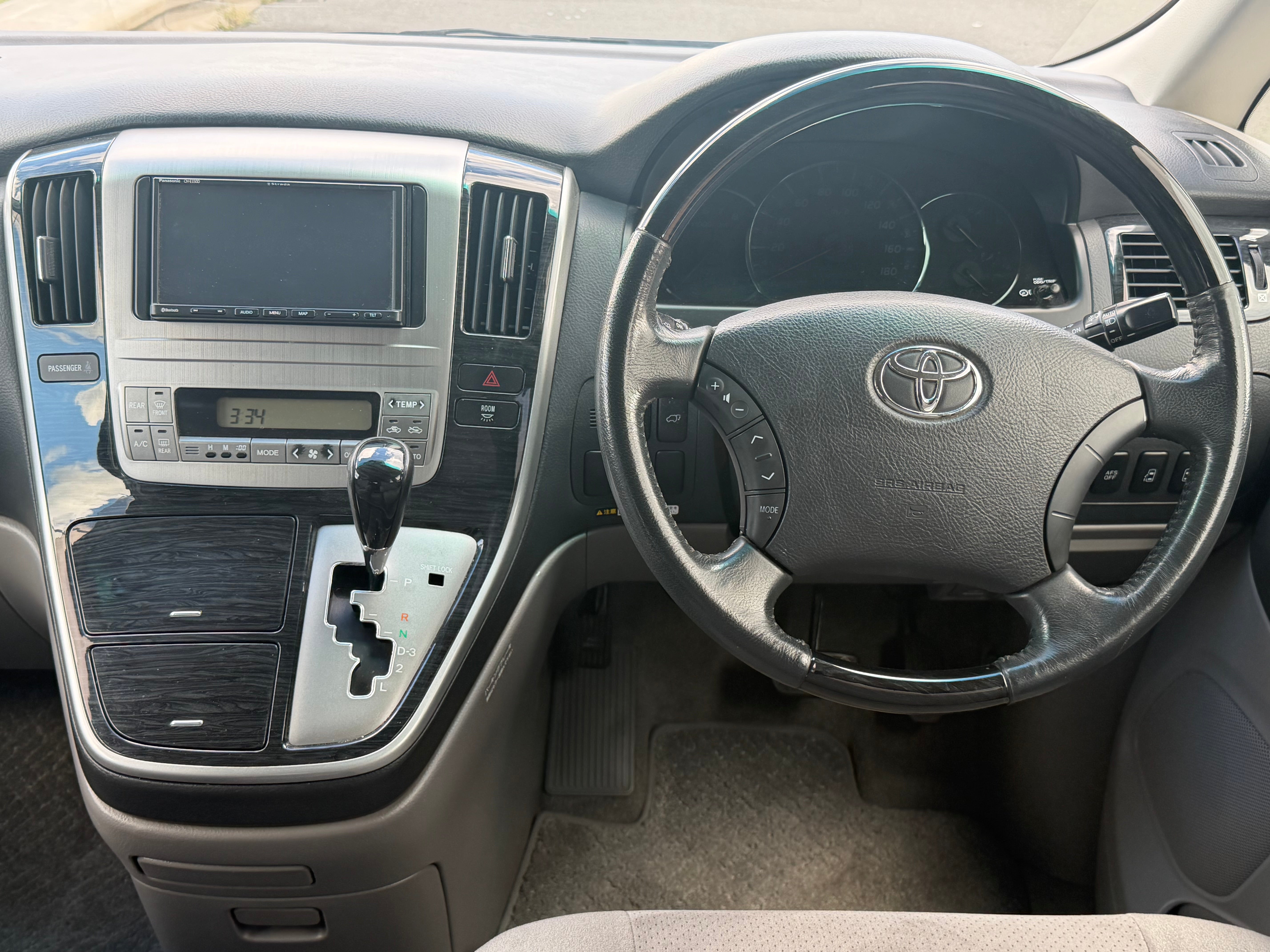TOYOTA ALPHARD - Reverse Camera. Power Doors. Flip Screen