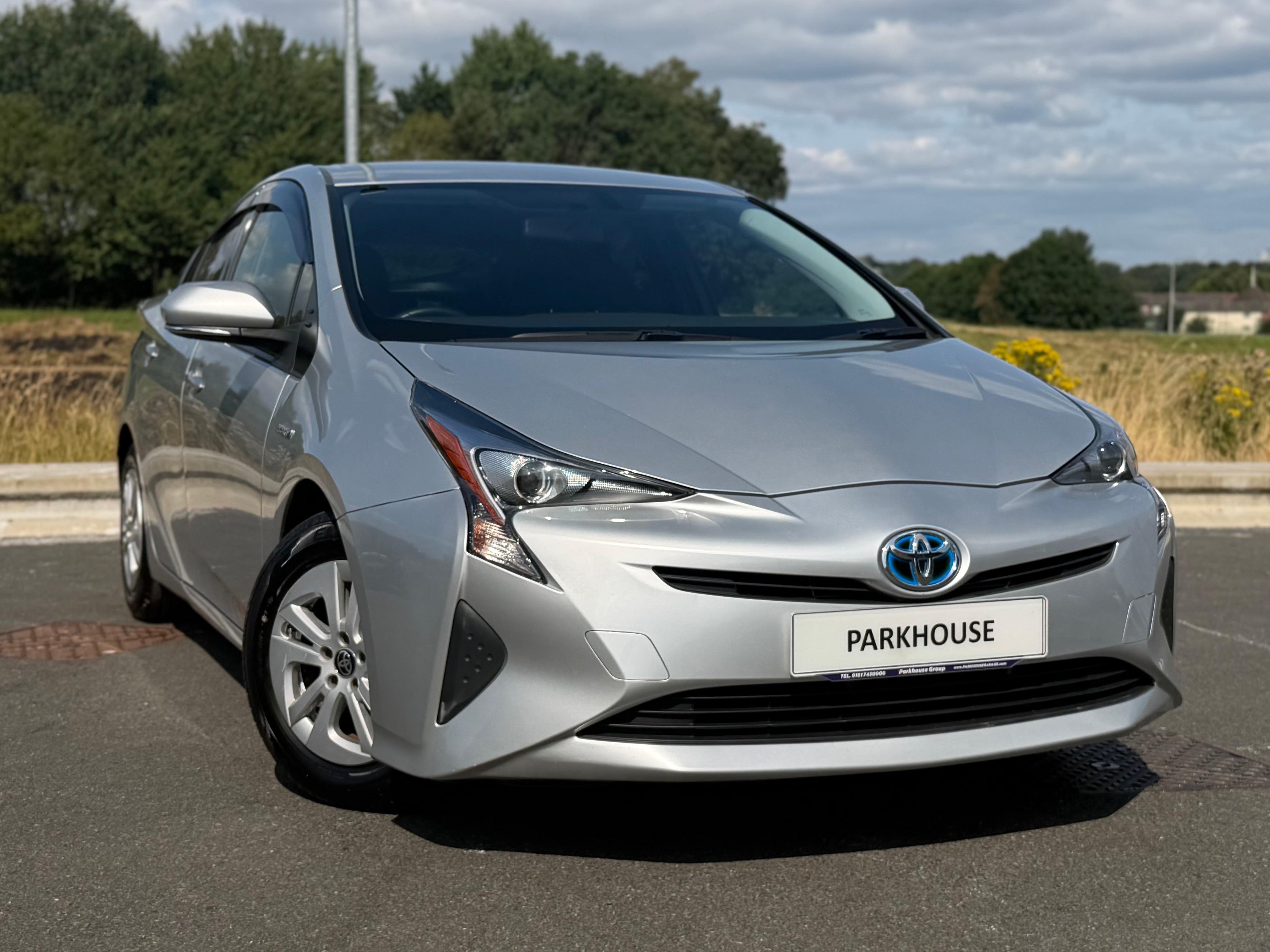TOYOTA PRIUS - 1 Owner. Push Start. Reverse Camera