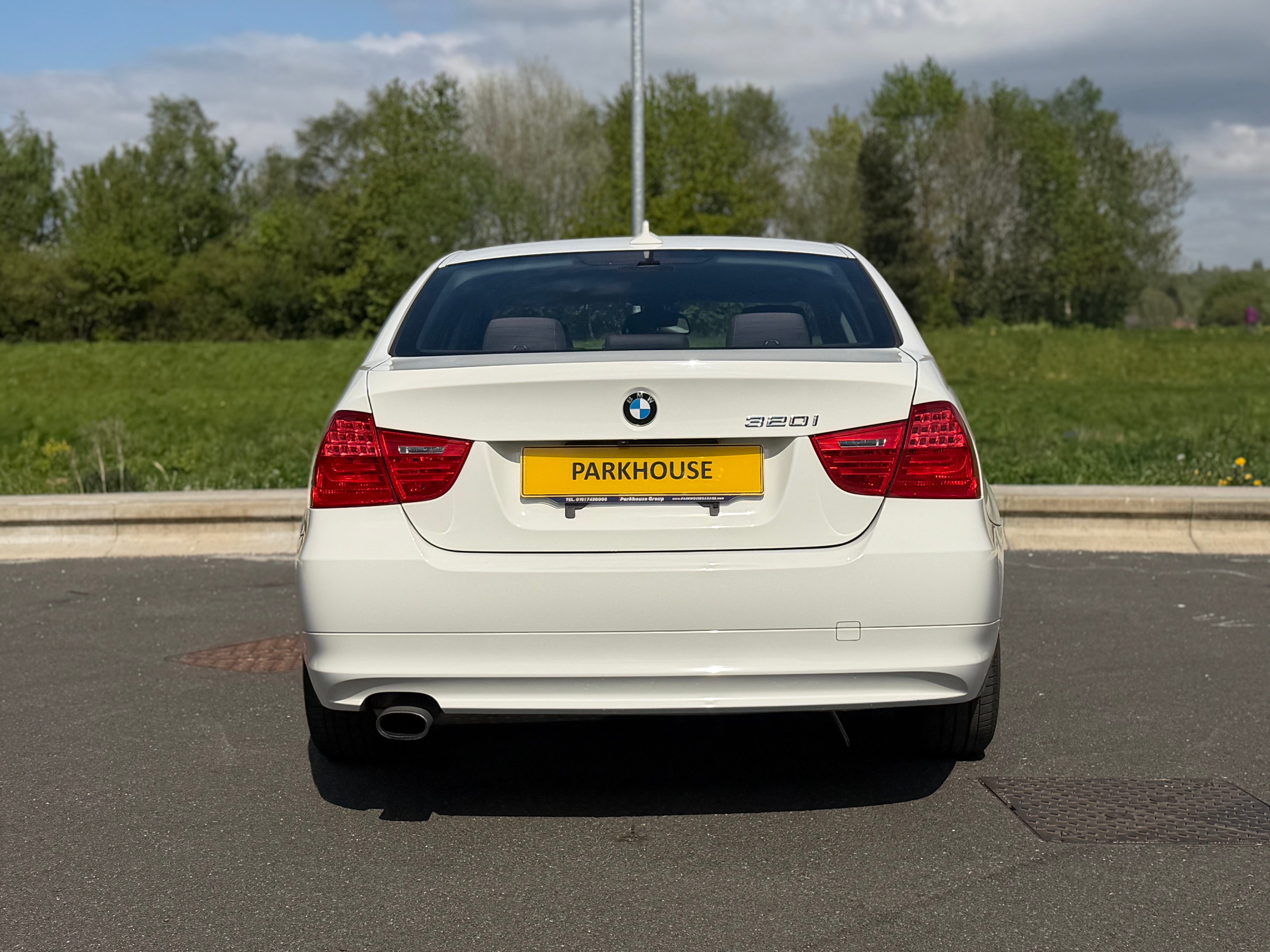 BMW 3 SERIES - Low Miles. 1 Owner. Reverse Camera