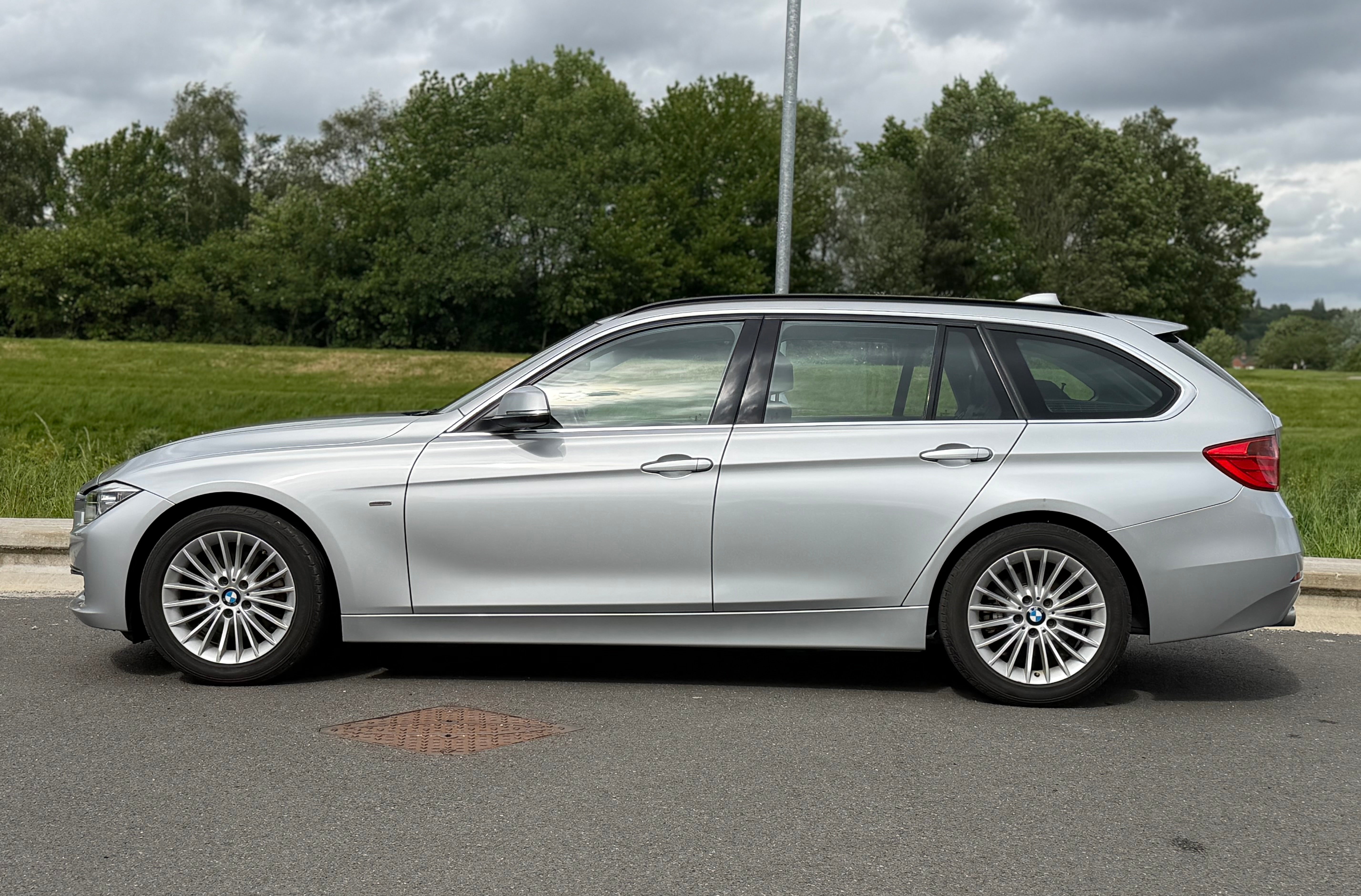 BMW 3 SERIES ESTATE - 1 Owner . Heated Seats . Electric Boot