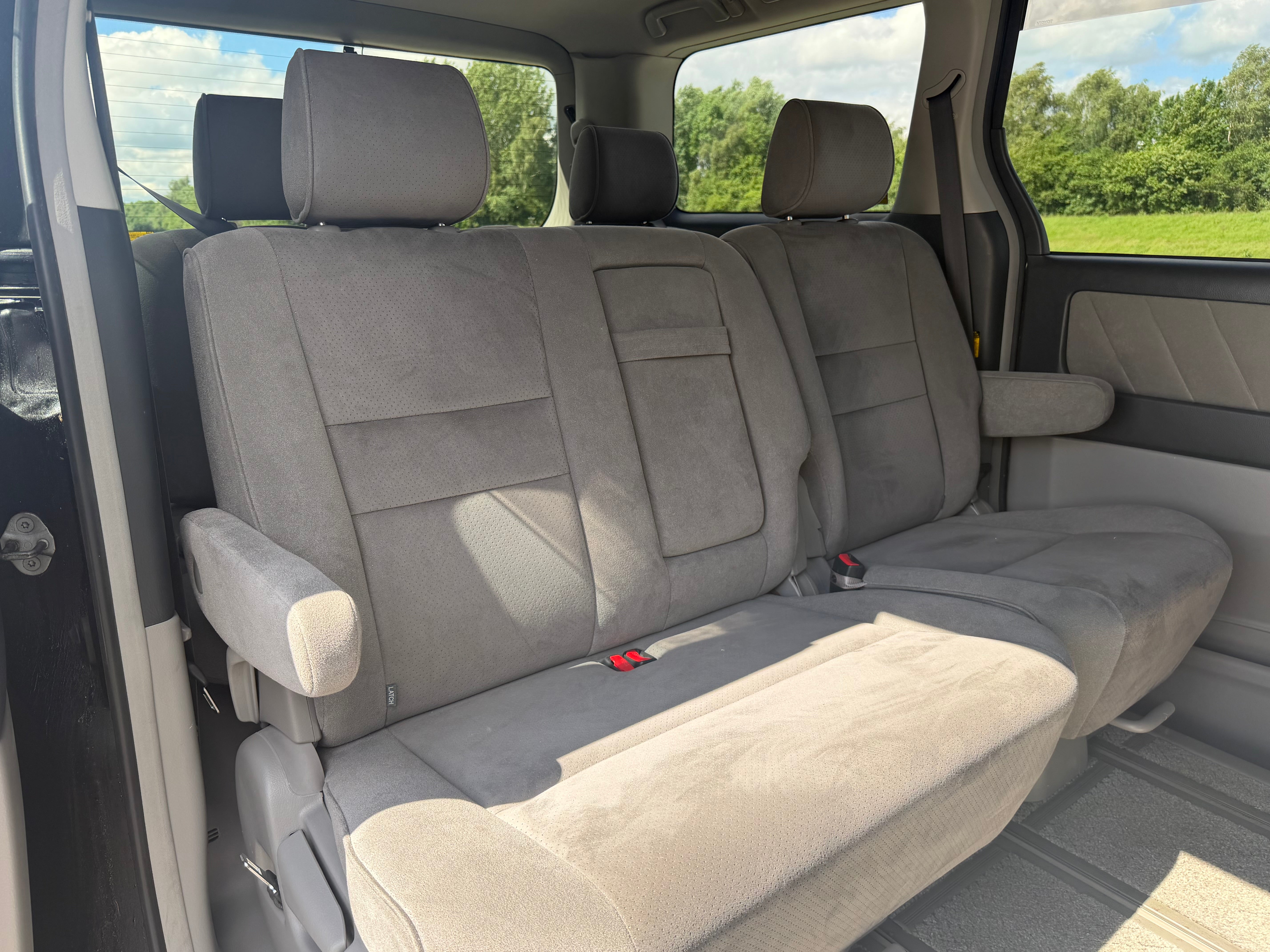 TOYOTA ALPHARD - Reverse Camera. Power Doors. Flip Screen