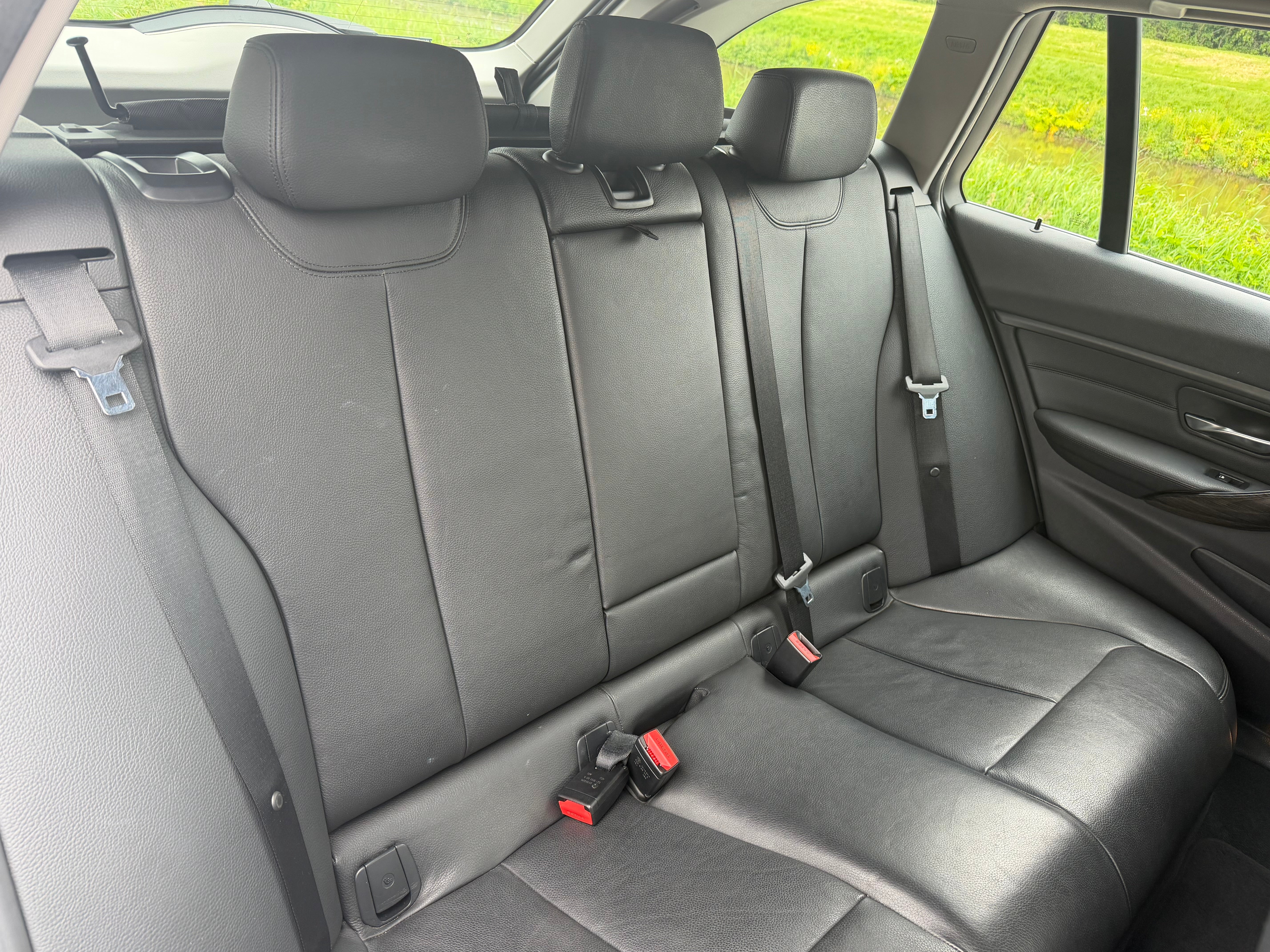 BMW 3 SERIES ESTATE - 1 Owner . Heated Seats . Electric Boot