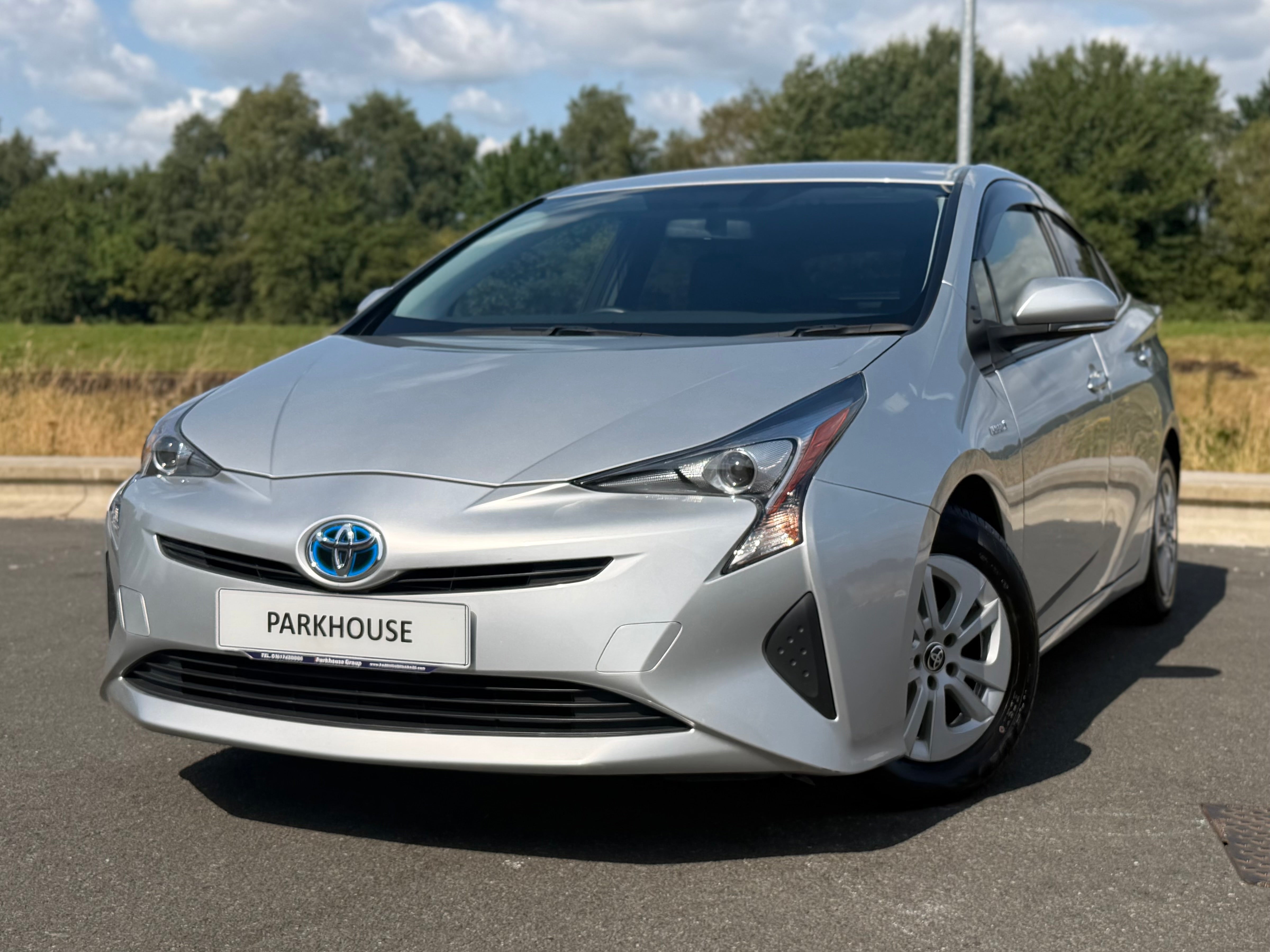 TOYOTA PRIUS - 1 Owner. Push Start. Reverse Camera