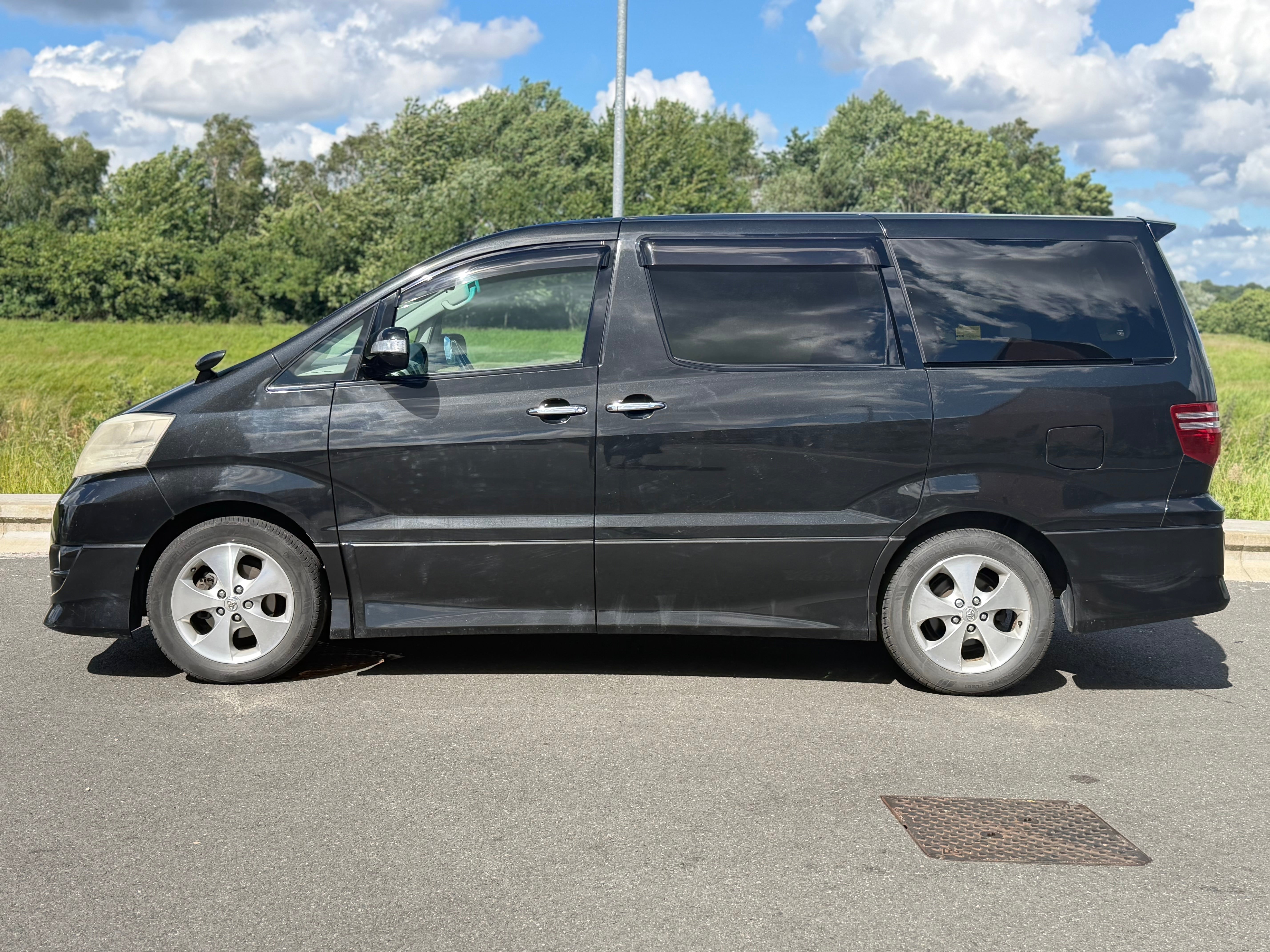 TOYOTA ALPHARD - Reverse Camera. Power Doors. Flip Screen
