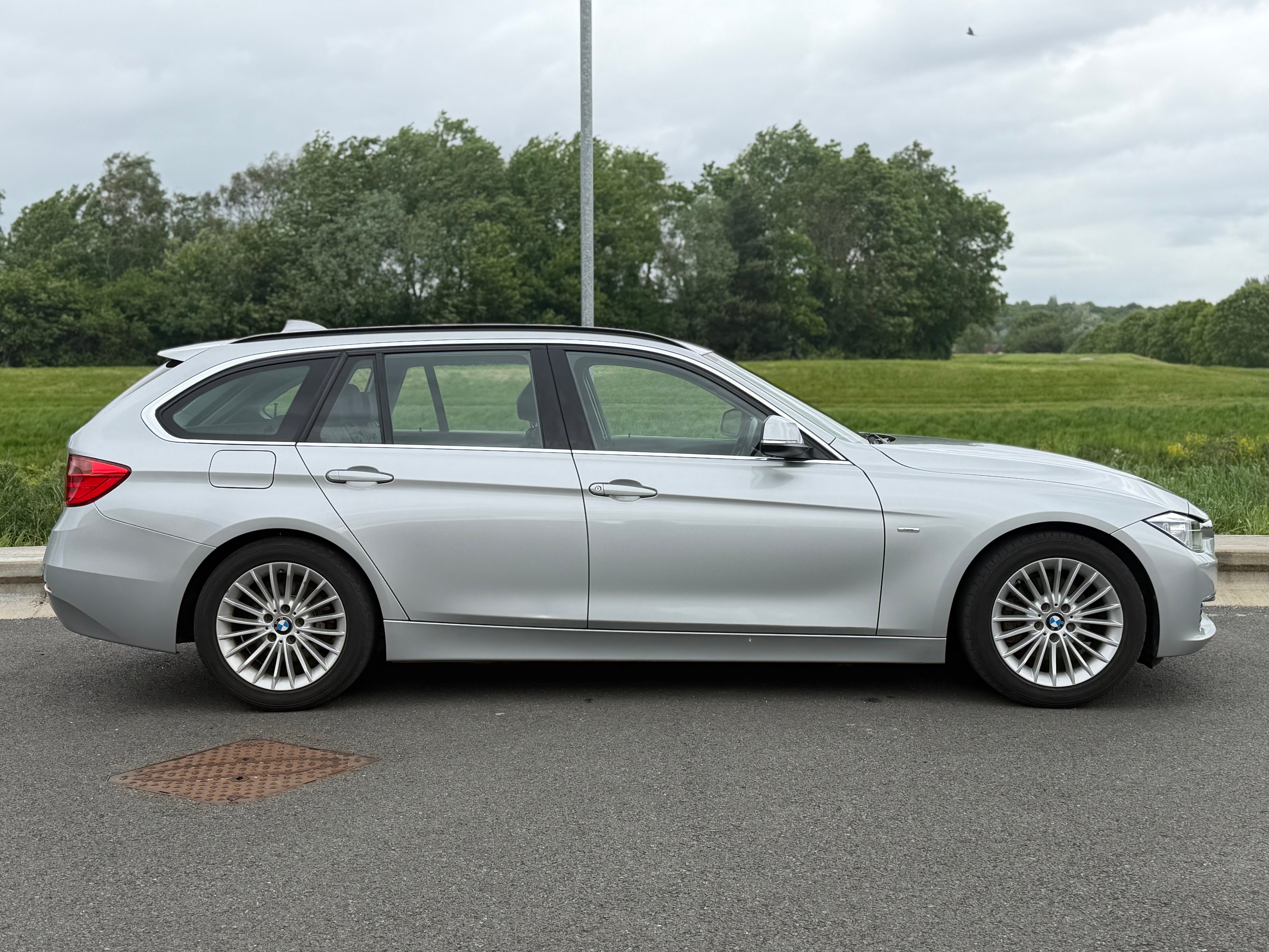 BMW 3 SERIES ESTATE - 1 Owner . Heated Seats . Electric Boot
