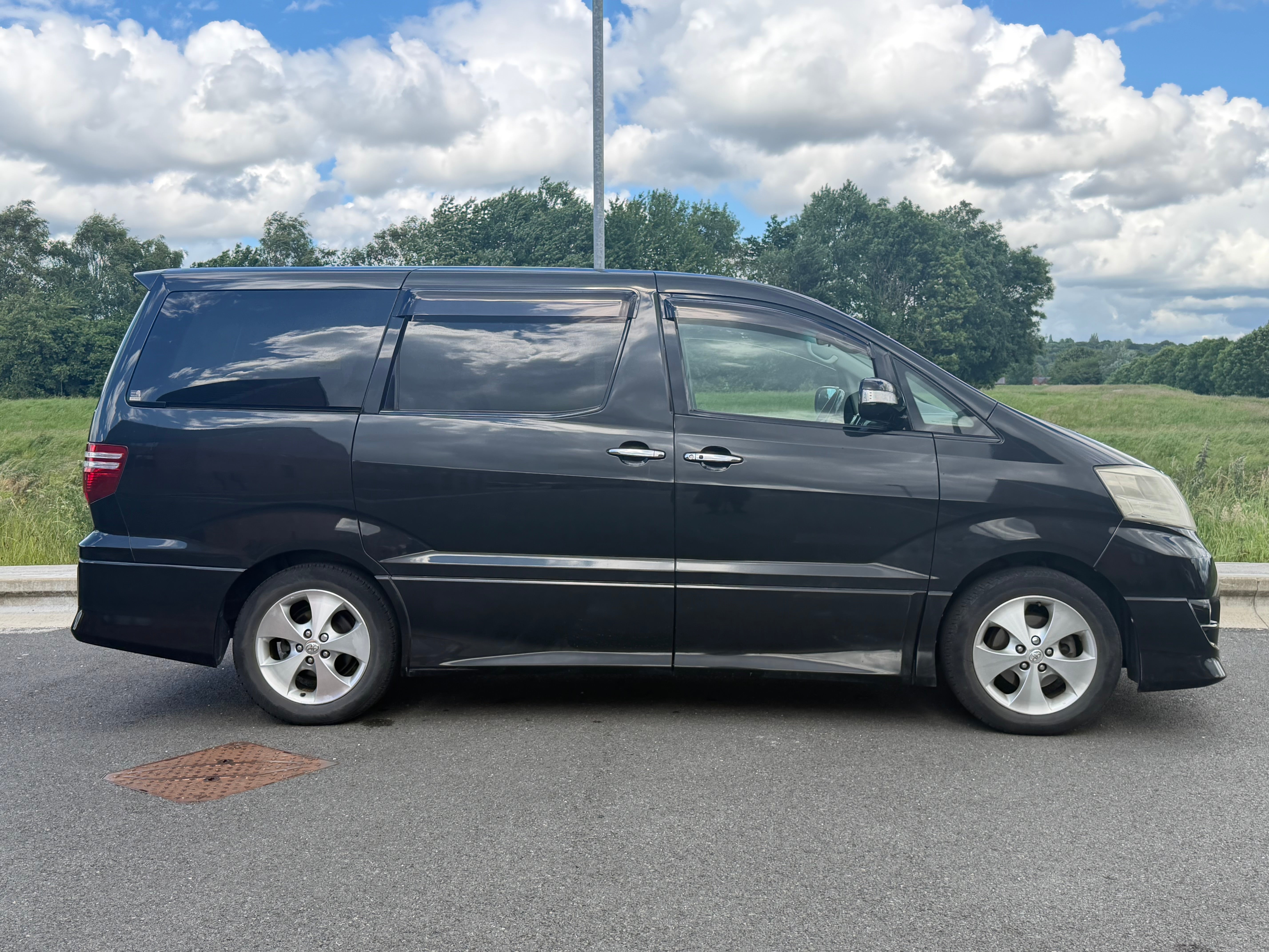 TOYOTA ALPHARD - Reverse Camera. Power Doors. Flip Screen