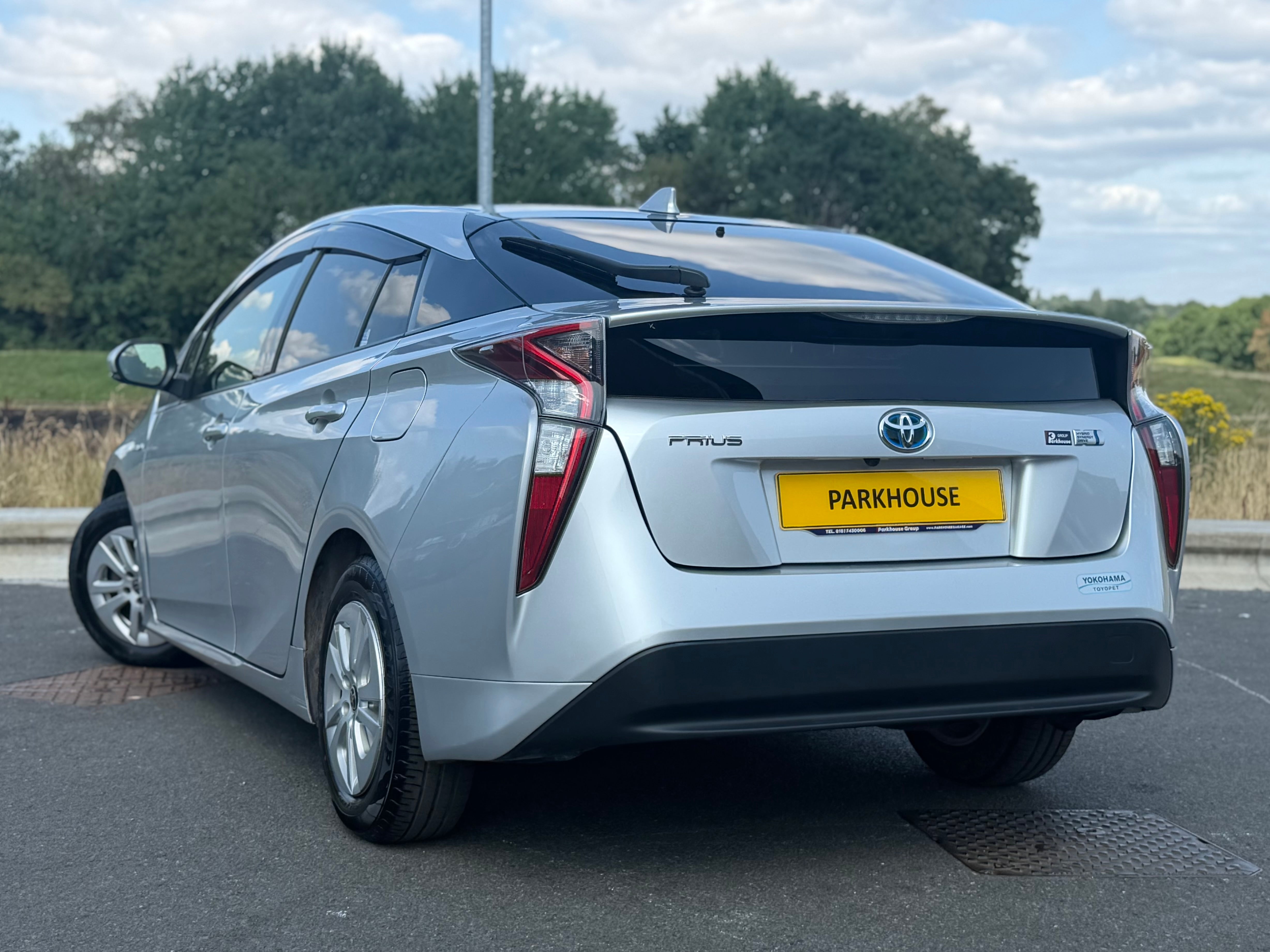 TOYOTA PRIUS - 1 Owner. Push Start. Reverse Camera