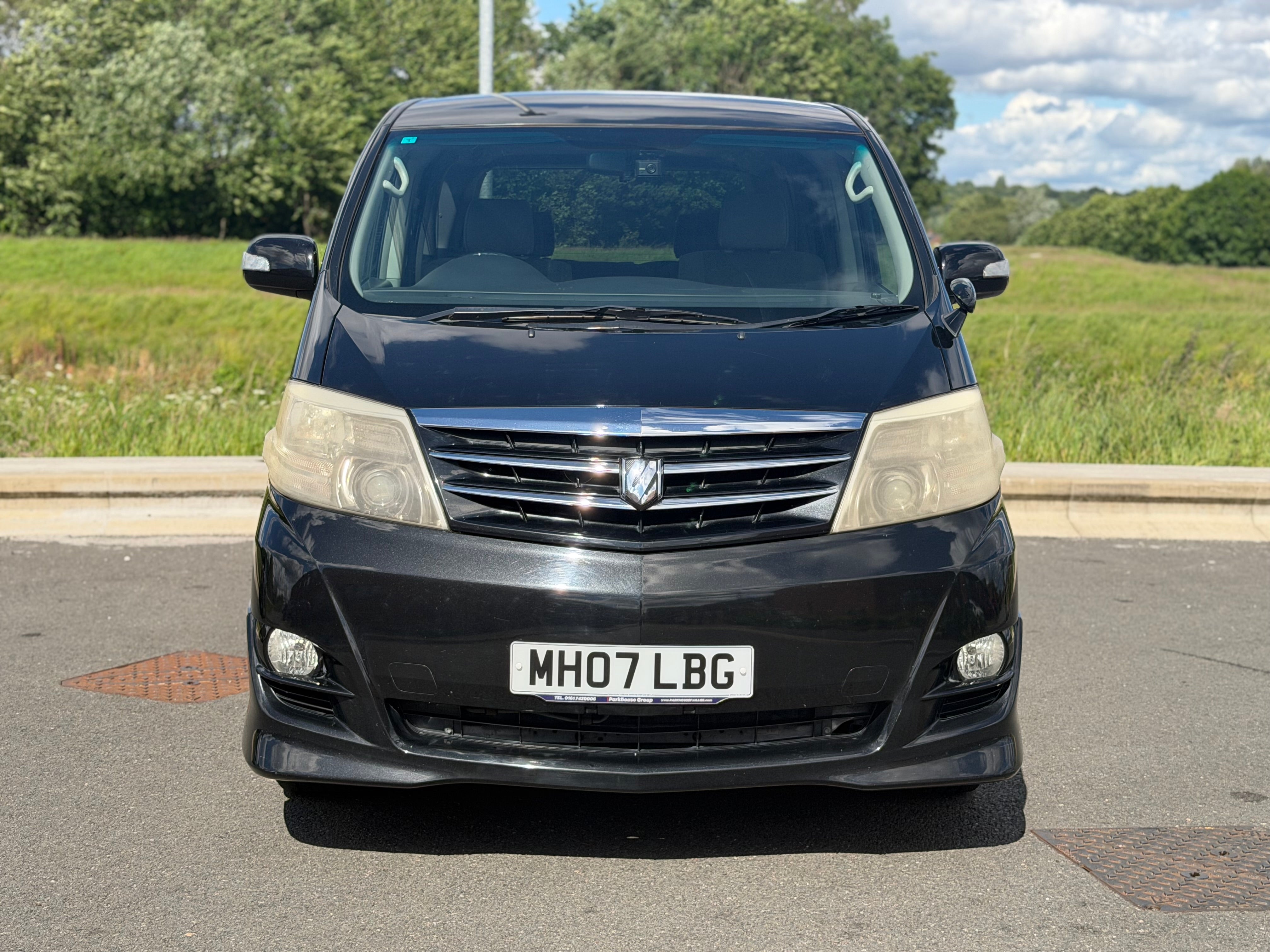 TOYOTA ALPHARD - Reverse Camera. Power Doors. Flip Screen