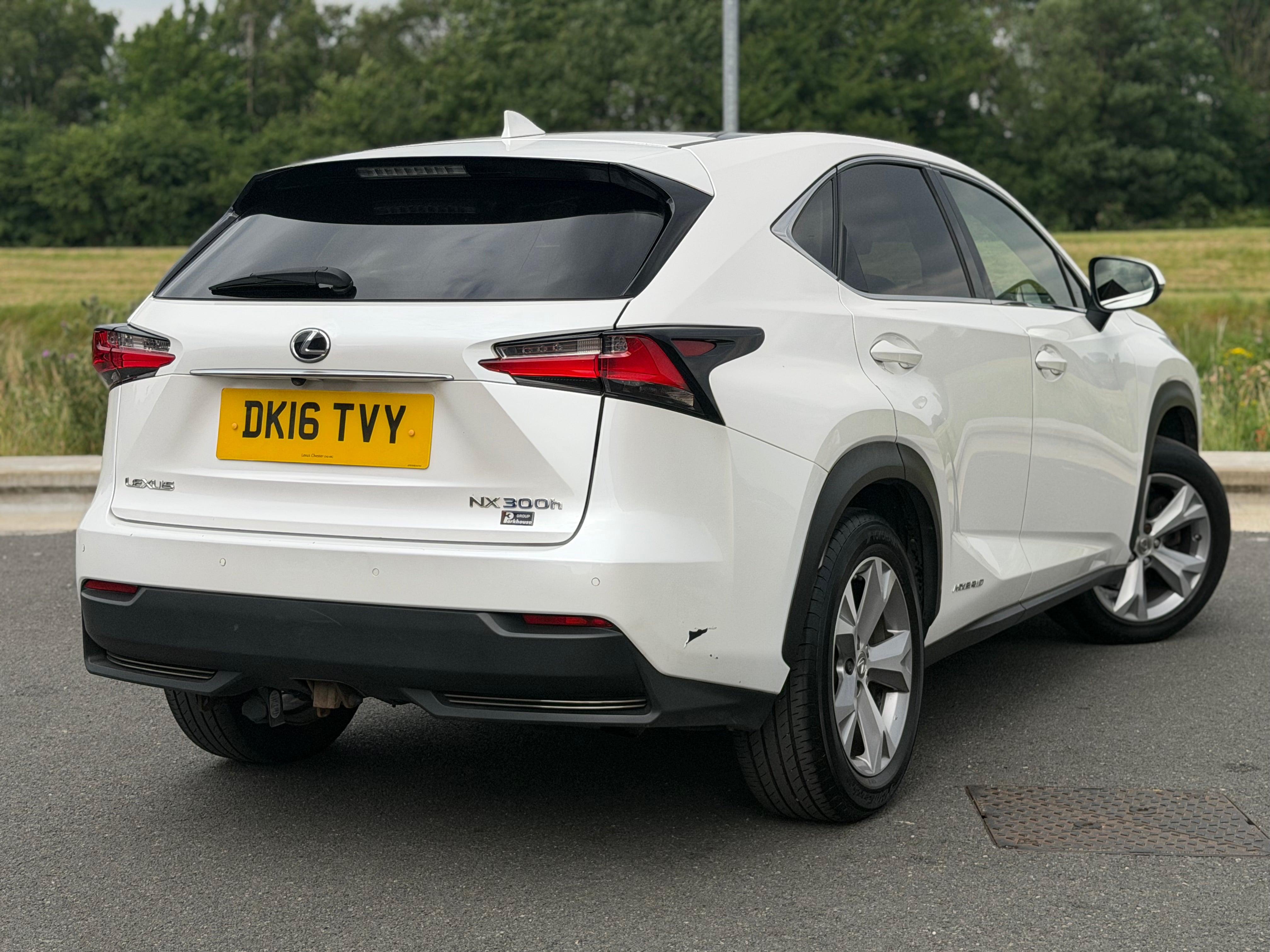 LEXUS NX 2.5 300h PREMIER E-CVT 4WD EURO 6 - Top Spec. Sunroof. Full Service History