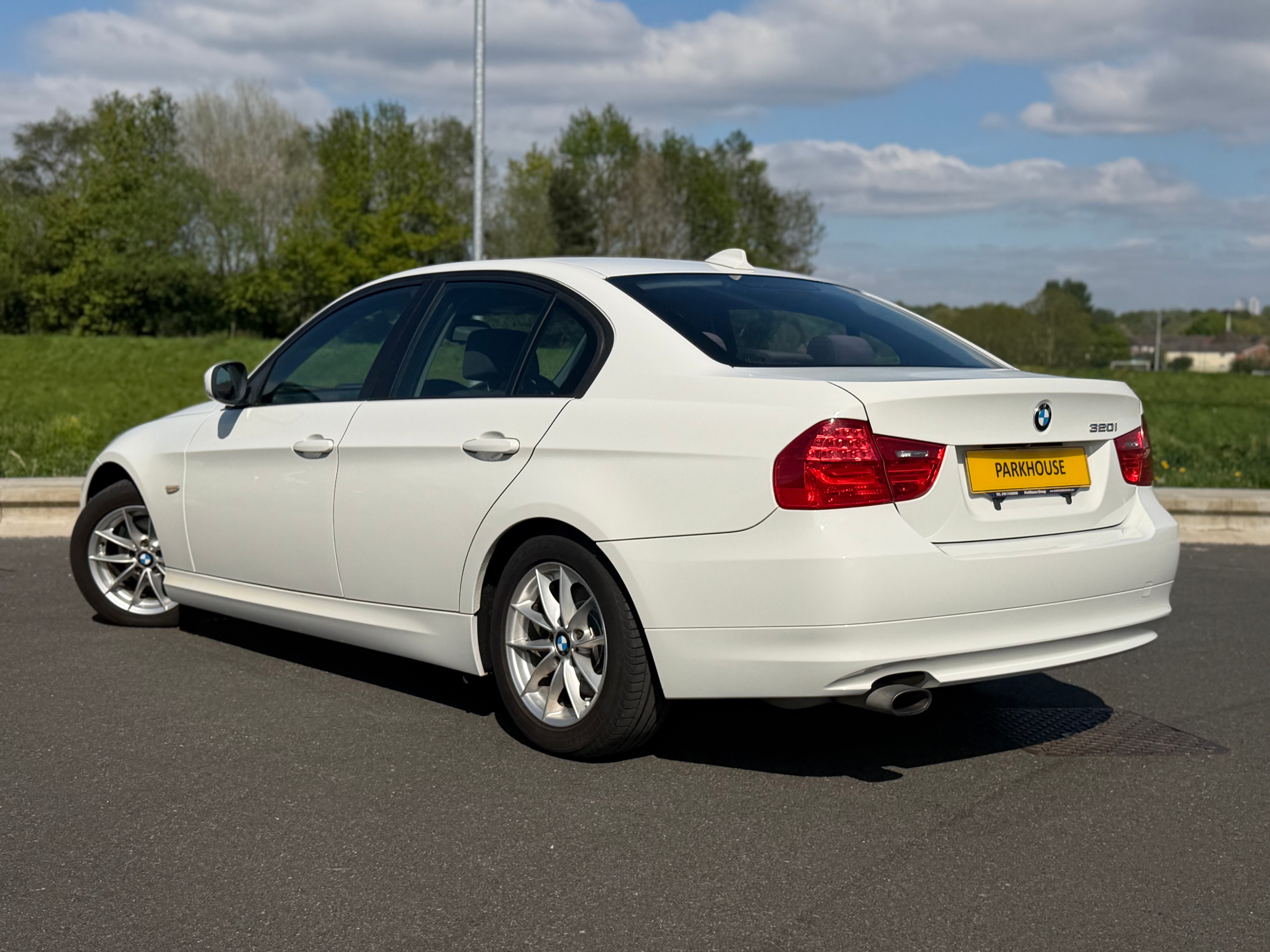 BMW 3 SERIES - Low Miles. 1 Owner. Reverse Camera