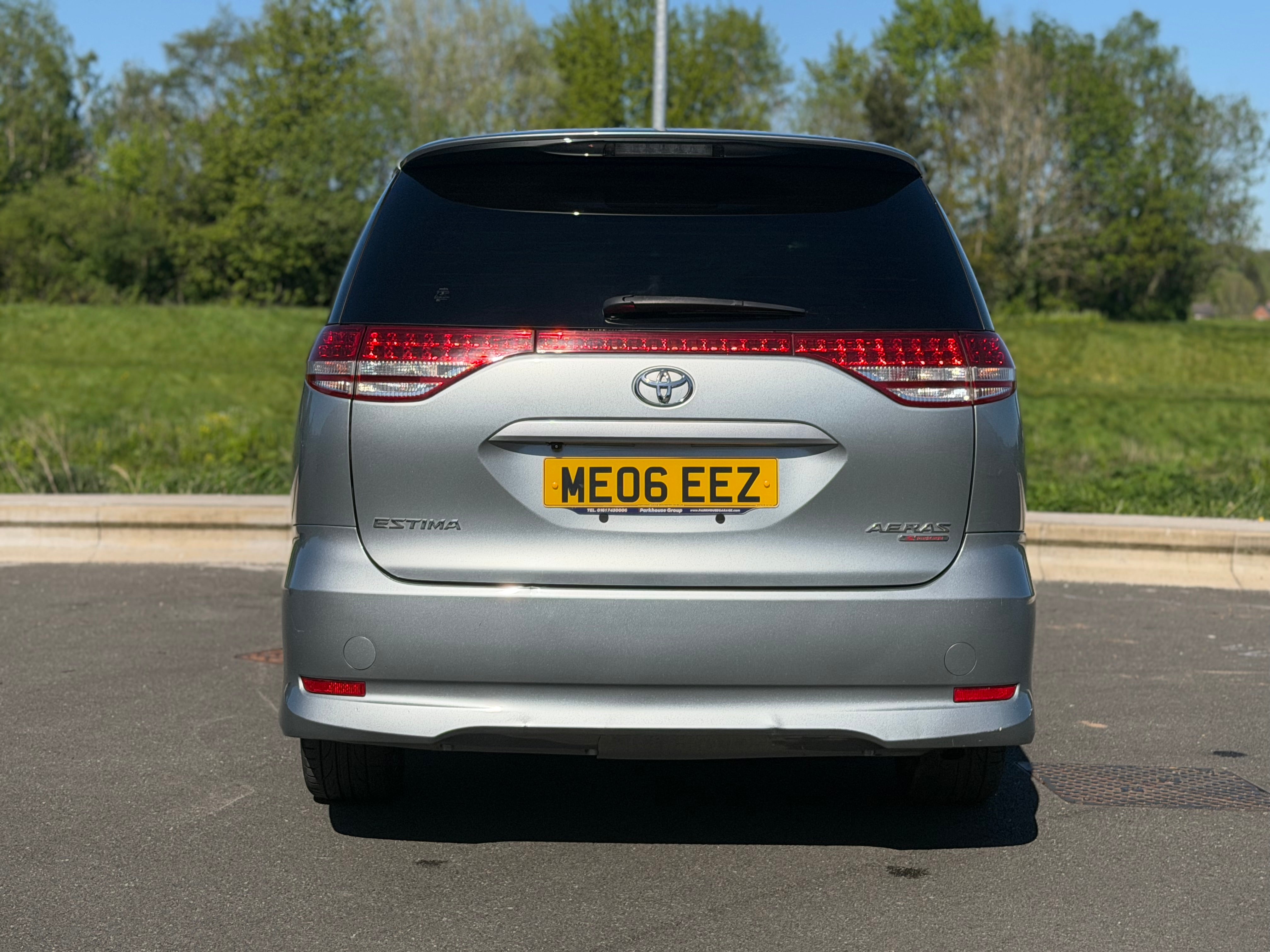 TOYOTA ESTIMA - 1 Owner. Excellent Service History. Reverse Camera
