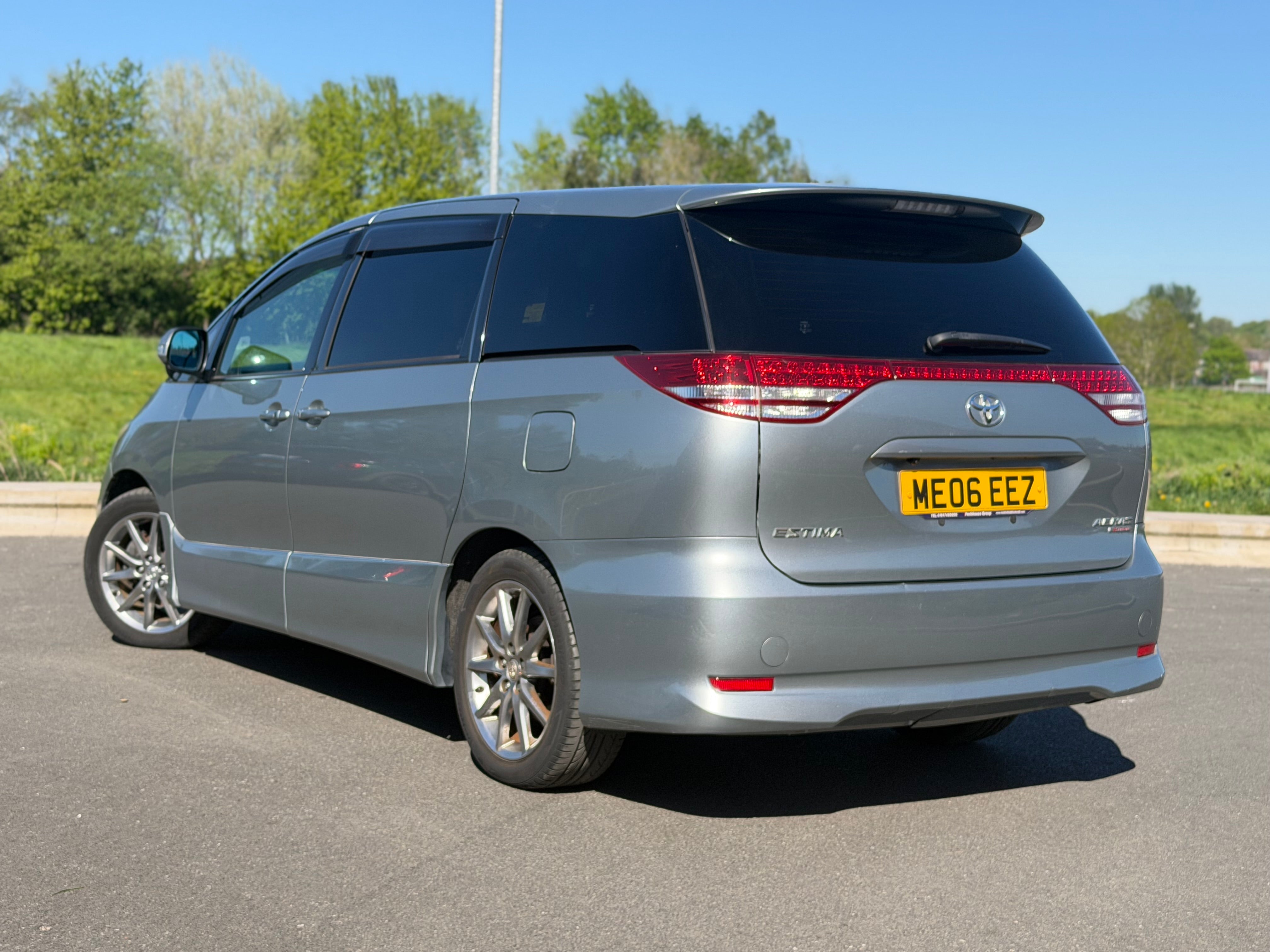 TOYOTA ESTIMA - 1 Owner. Excellent Service History. Reverse Camera