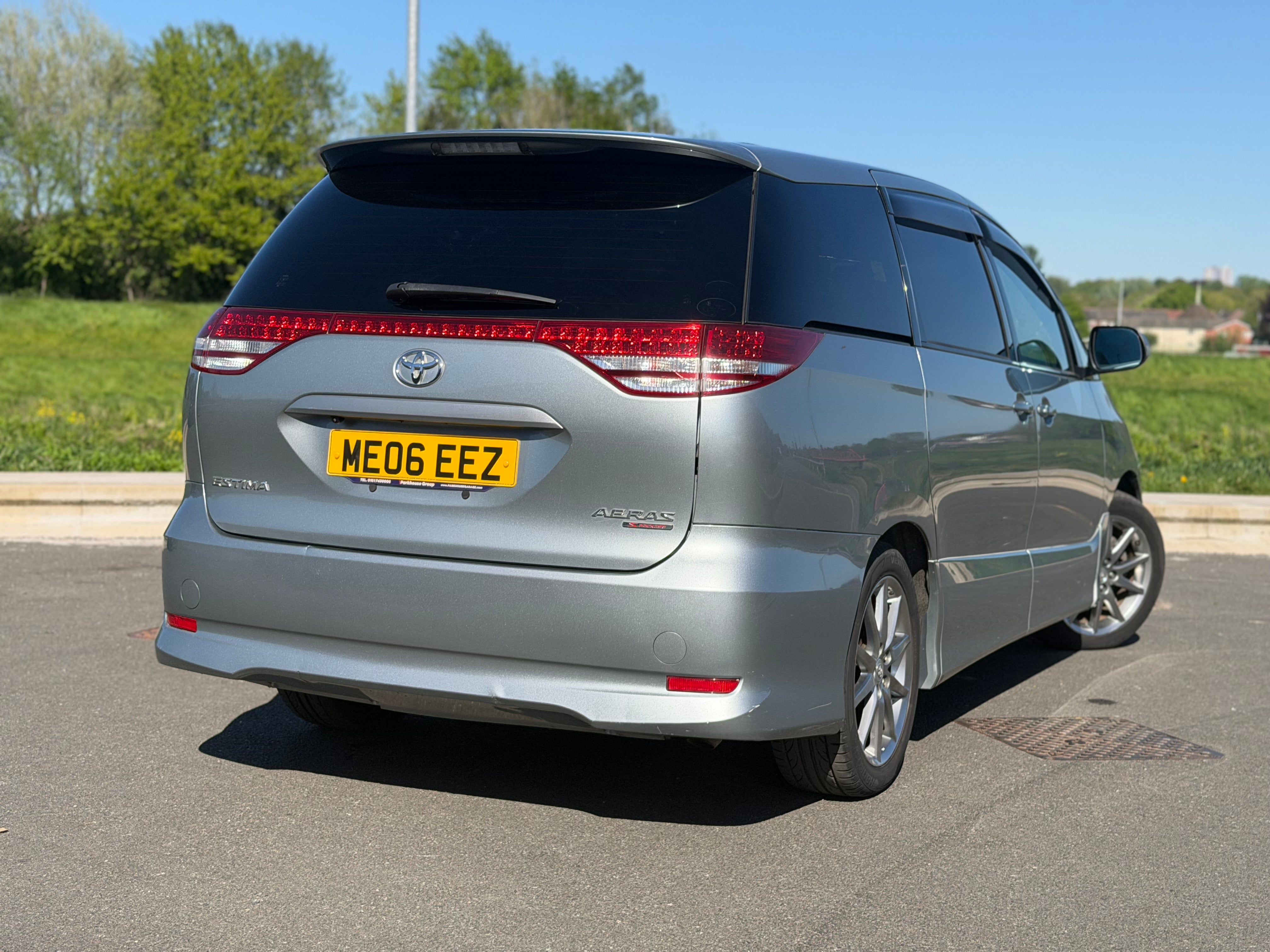 TOYOTA ESTIMA - 1 Owner. Excellent Service History. Reverse Camera