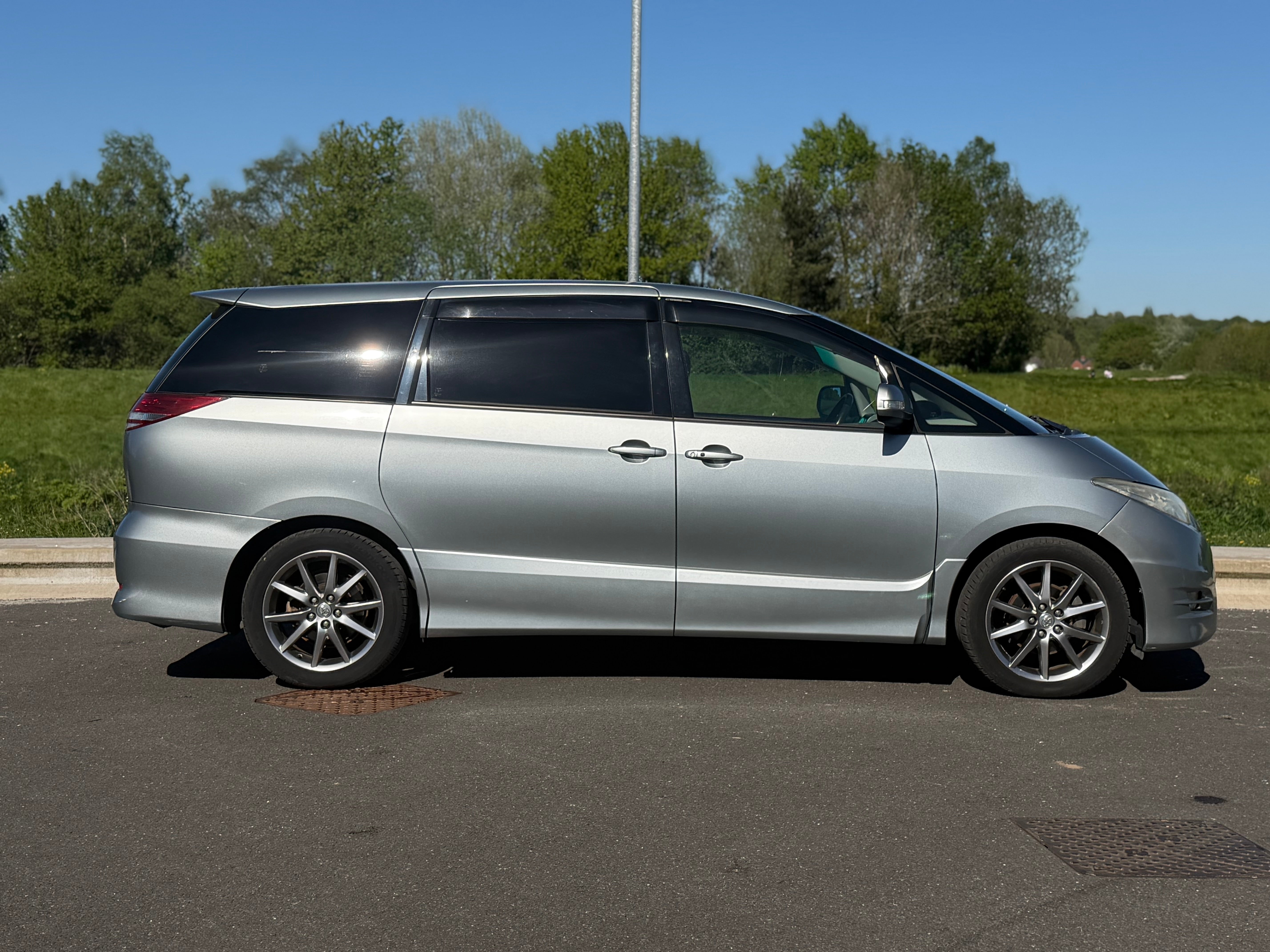 TOYOTA ESTIMA - 1 Owner. Excellent Service History. Reverse Camera
