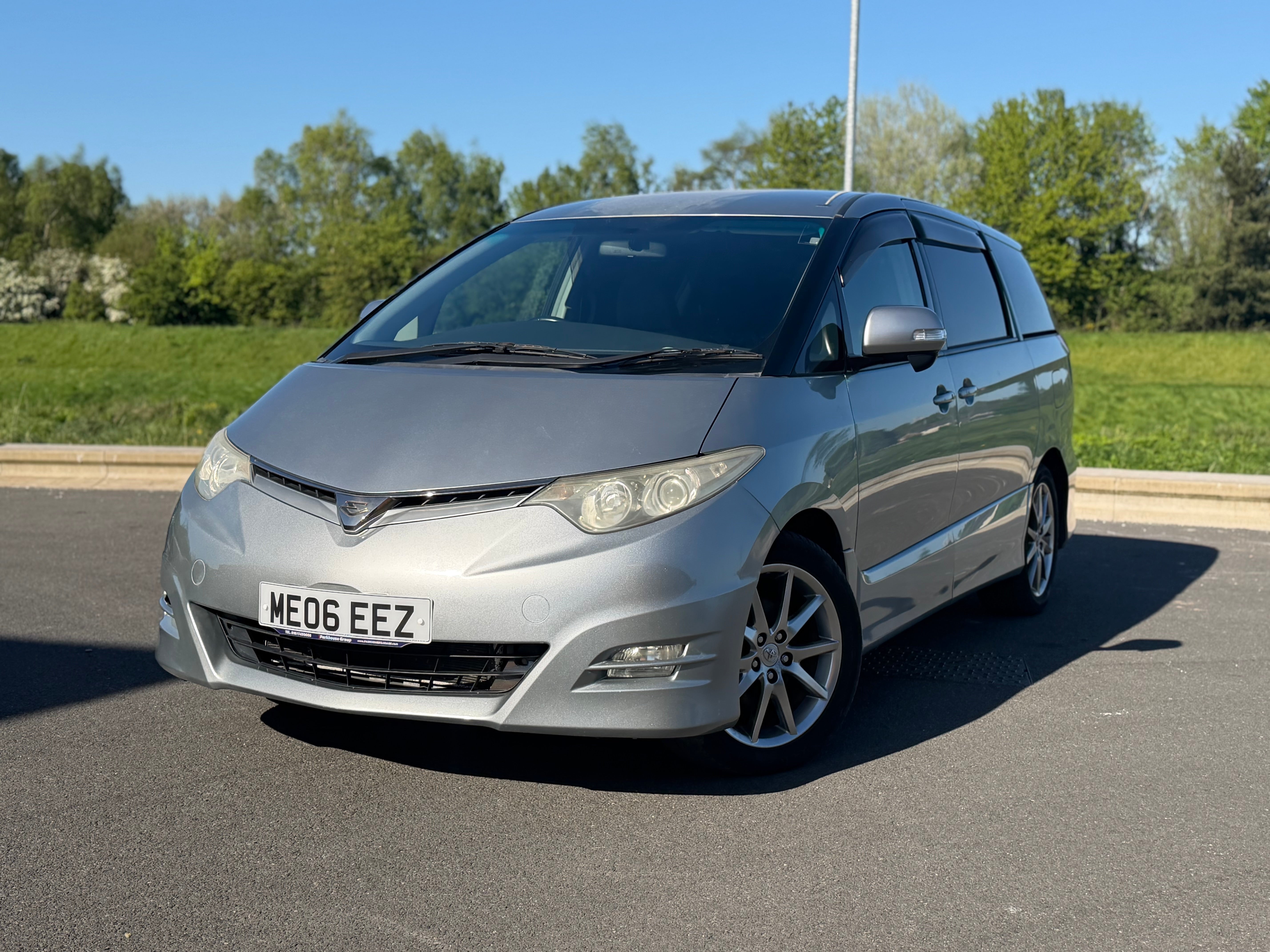 TOYOTA ESTIMA - 1 Owner. Excellent Service History. Reverse Camera