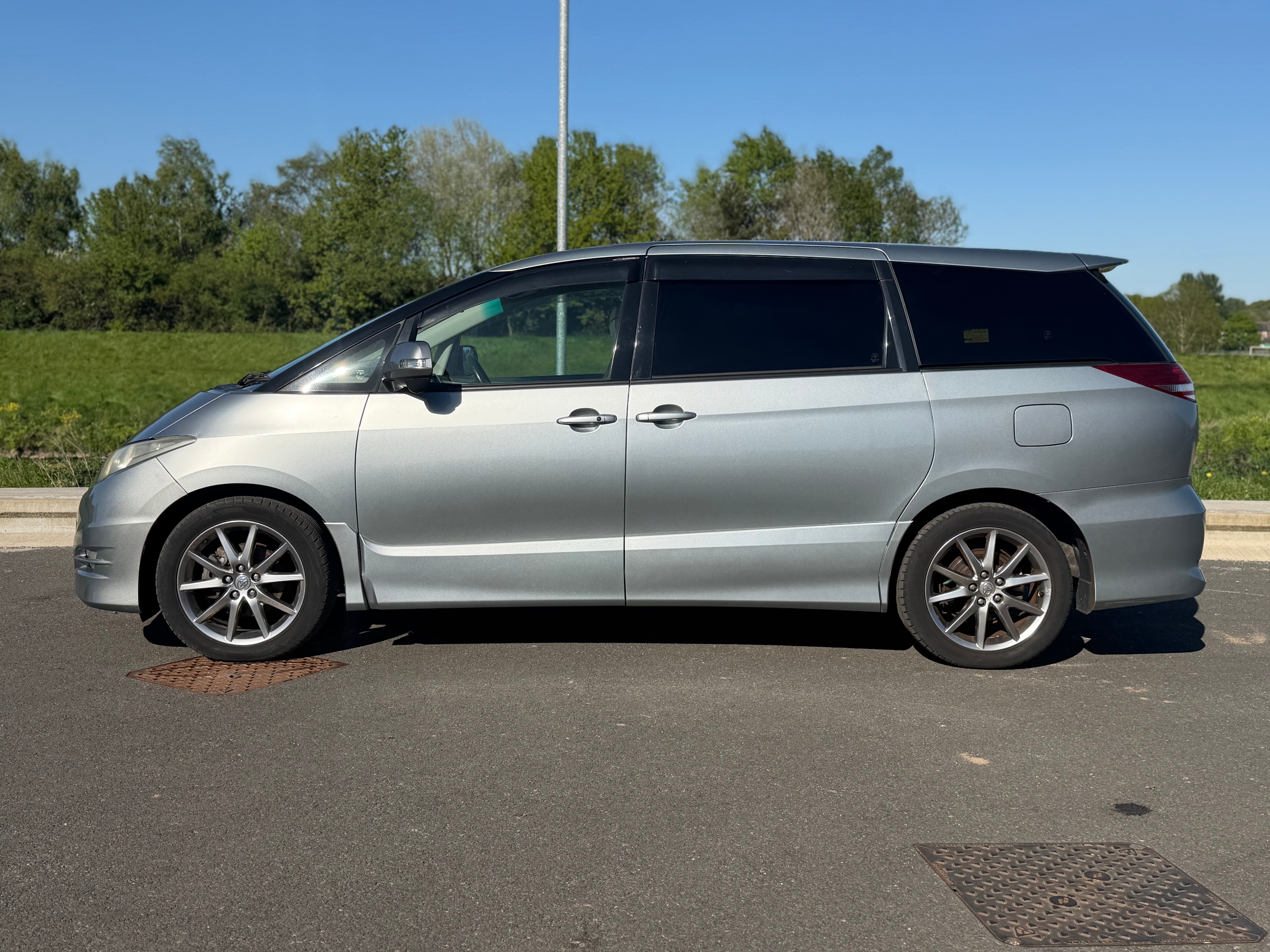 TOYOTA ESTIMA - 1 Owner. Excellent Service History. Reverse Camera