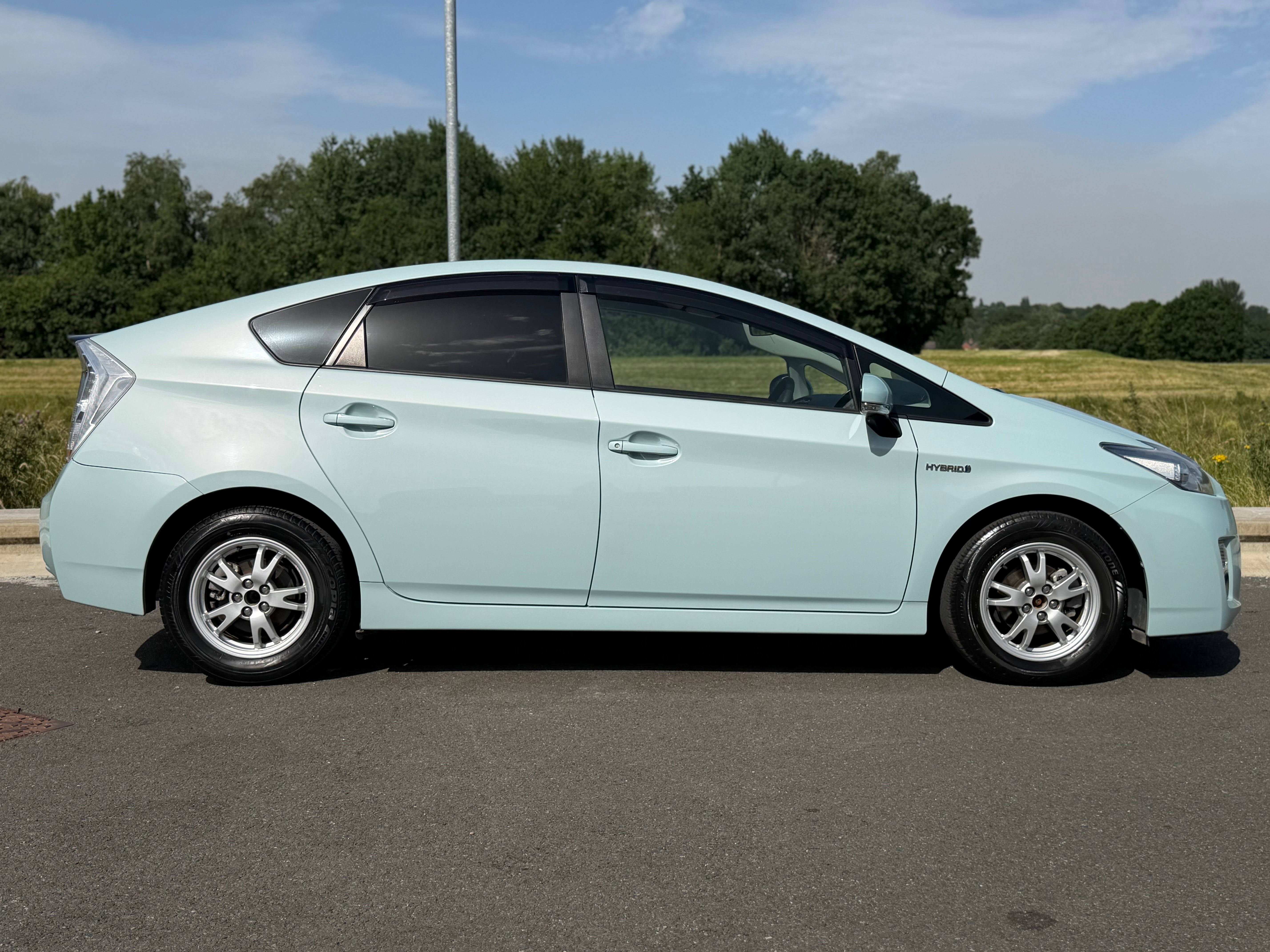 TOYOTA PRIUS - Low Miles. Push Start. Reverse Camera