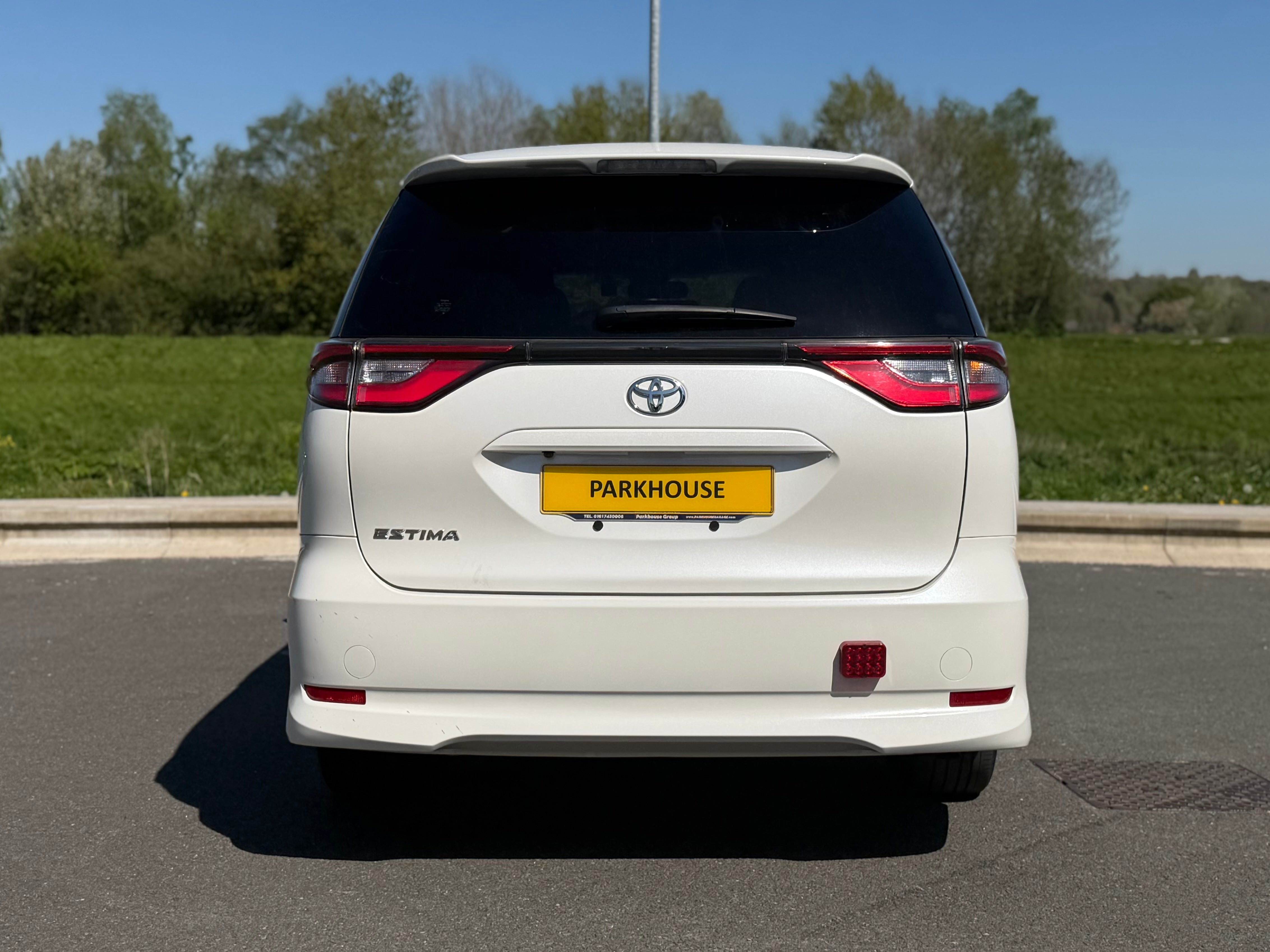 TOYOTA ESTIMA - 1 owner. Reverse camera. Electric Doors