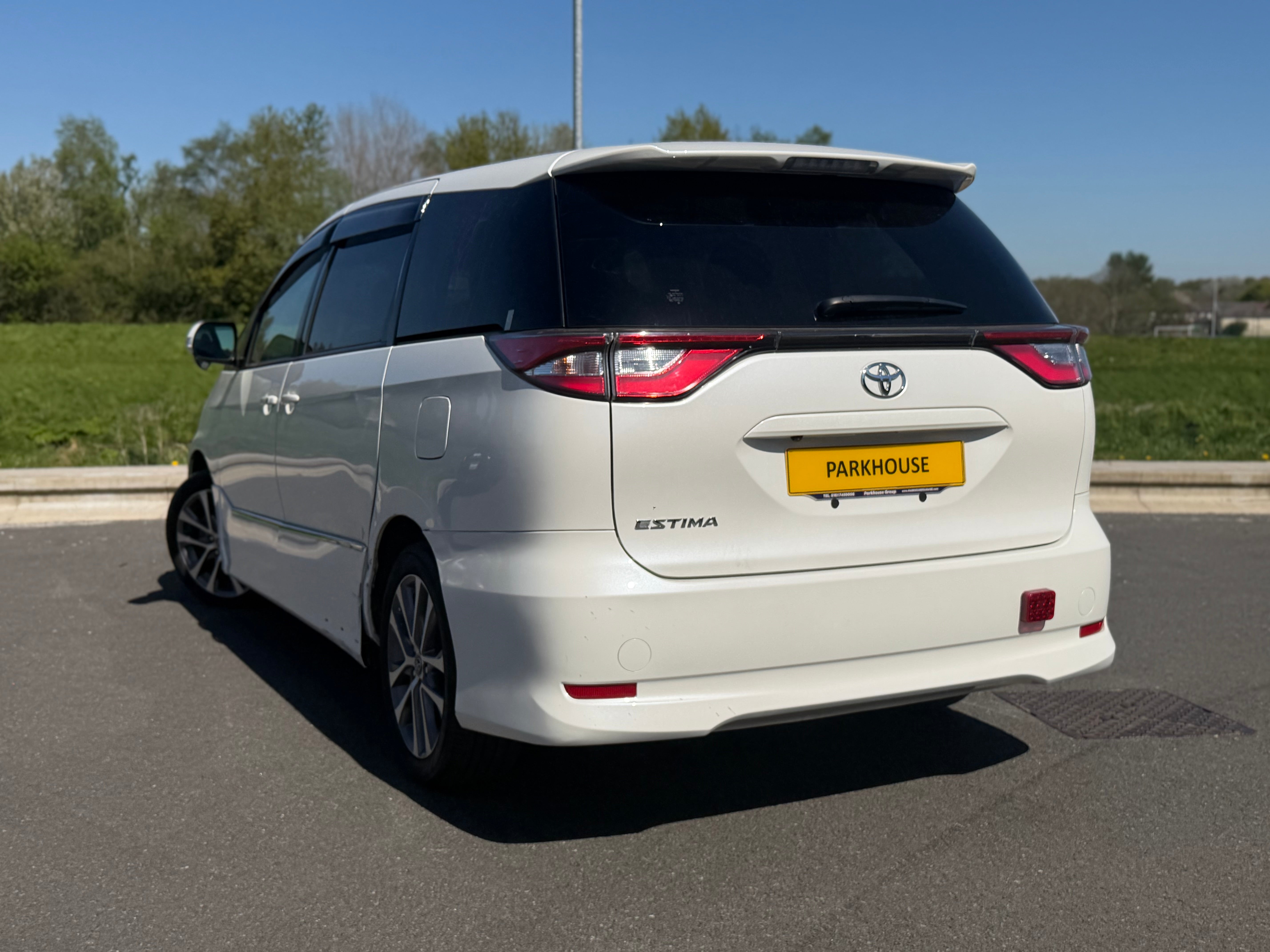 TOYOTA ESTIMA - 1 owner. Reverse camera. Electric Doors