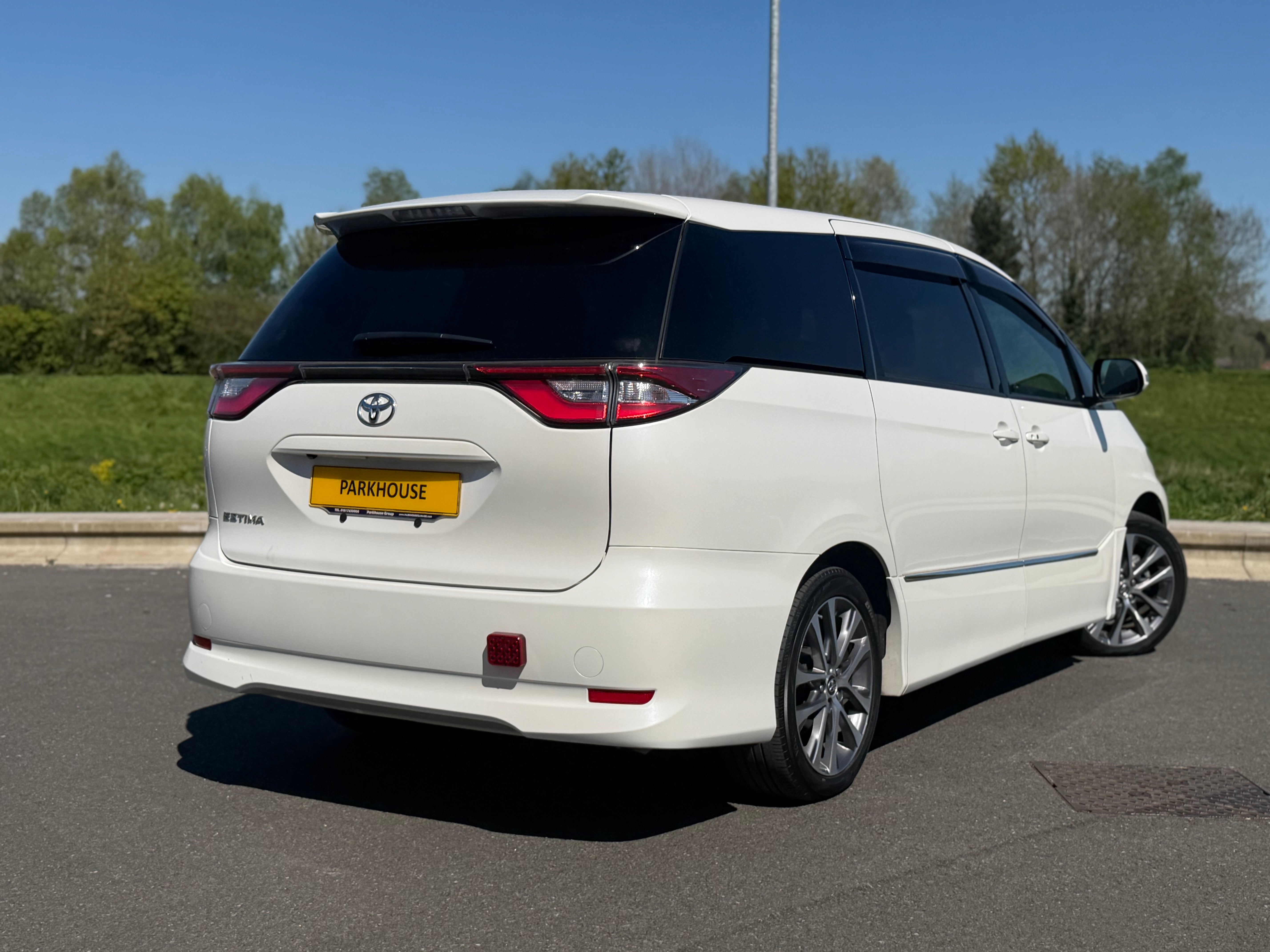 TOYOTA ESTIMA - 1 owner. Reverse camera. Electric Doors