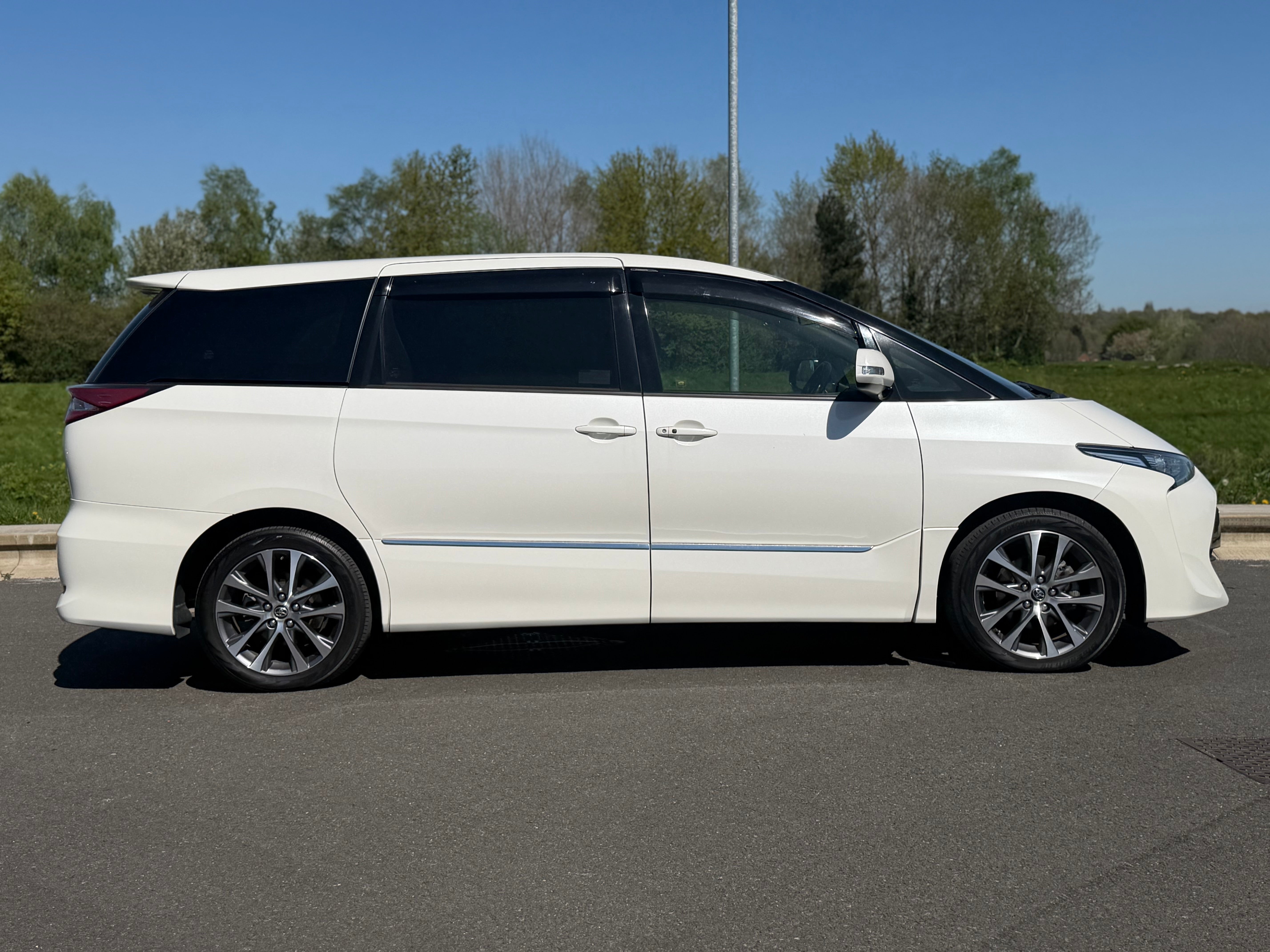 TOYOTA ESTIMA - 1 owner. Reverse camera. Electric Doors