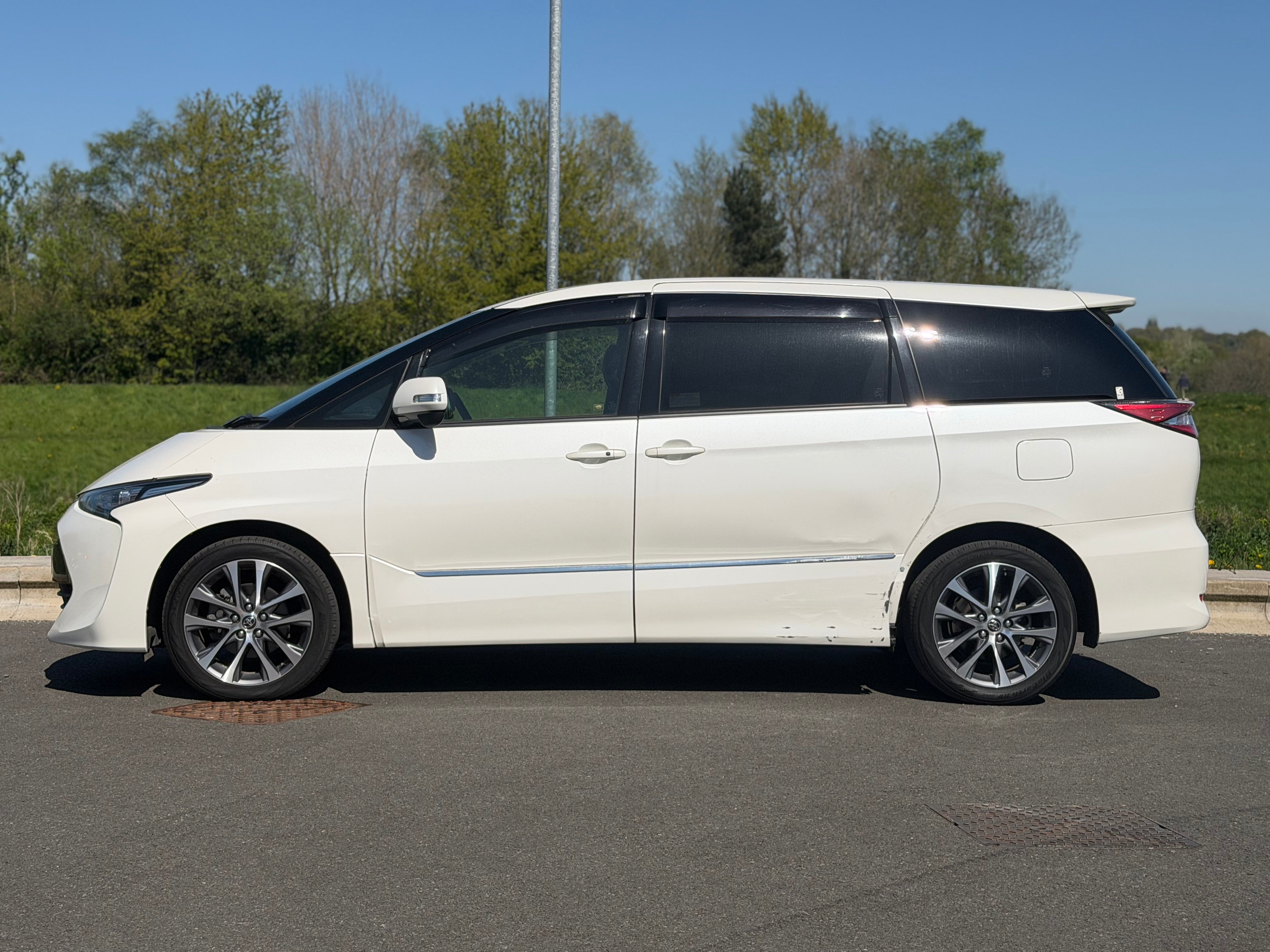TOYOTA ESTIMA - 1 owner. Reverse camera. Electric Doors